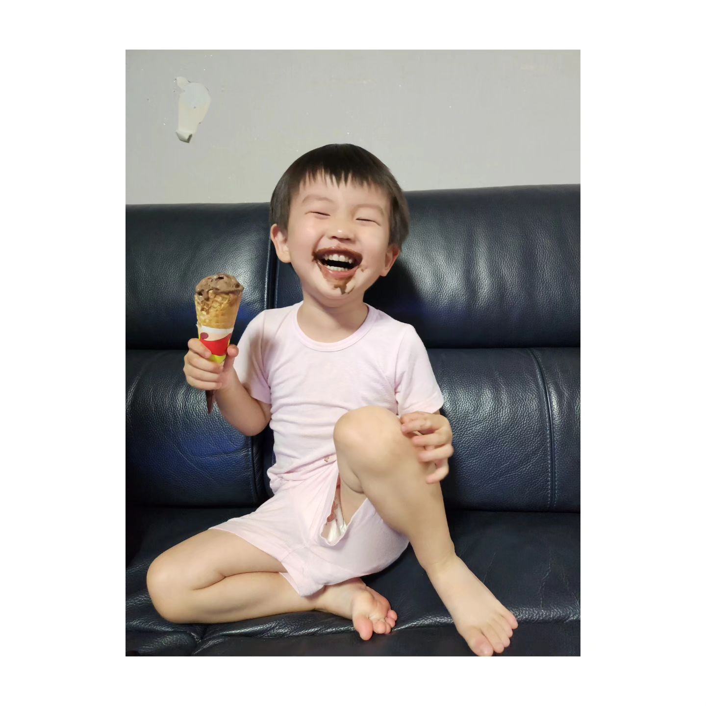 지난 금욜 하나뿐인 조카 한슬우 ㅋㅋㅋㅋㅋ
하나니까 이정도지 둘이었음...어휴...😵‍💫
어린이집차에서 내리자마자 바로 태우고 데려옴 ㅋㅋㅋ
지 아빠한테 서운한게 있었는지 " 모모!아빠 이놈!해줘!"
ㅋㅋㅋㅋㅋㅋㅋㅋ 동생아~ 아들한테 뭘 잘못한거니?
고모말은 듣지도 않는 녀석이 아빠보다 누나인건 아나???
집에와선 할머니랑 영통하면서 한번더
"함무니!엄마랑 아빠랑 이놈!해줘!!"ㅋㅋㅋㅋㅋㅋㅋ
끄꾸야~ 왜혼났는지 모모는 알고있지 ㅋㅋㅋㅋㅋ
근데 이젠 혼내지도 못함 소문내고 다녀서 ㅋㅋㅋ
난 원래도 혼내지못함 왜? 고모말은 🐕똥으로 아니까🥰
가만 잘 앉아있다가 갑자기 "모모~ 치킨 먹고싶어요~"ㅋㅋㅋ
읭?? 밥 다했는데? 이미 늦었고~
암튼 여러번 웃겼음 ㅋㅋㅋㅋ
치킨대신 꽃게 쪄서 실컷먹음 
안먹겠다고 튕기더니 맛보고는 또 완밥
#조카스타그램#이쁜아기#말안들음#고자질쟁이#양치기
#에너자이저#백만돌이  난...#육아스타그램 ㅋㅋㅋㅋ
#한슬우