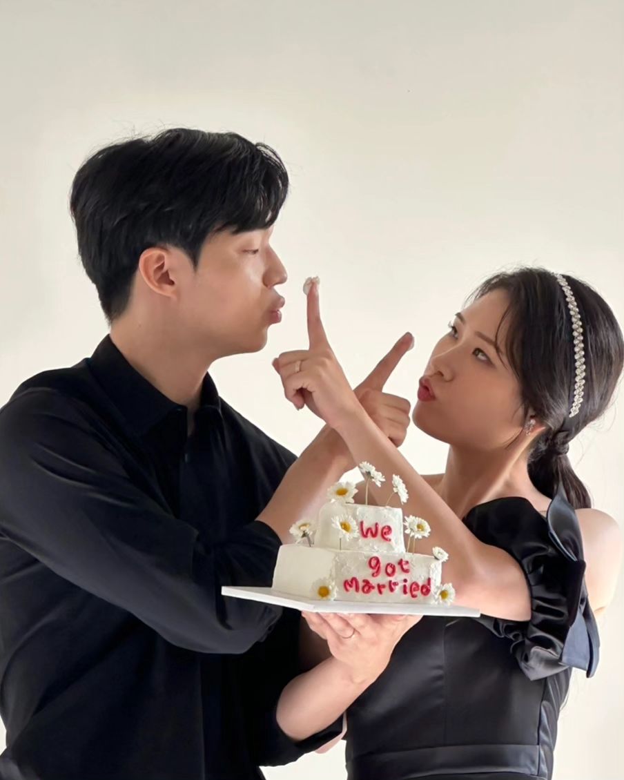 케이크와 함께 웨딩촬영

#섬스튜디오 #원데잇케이크 #웨딩촬영 #블랙드레스촬영
#다이렉트결혼준비 #다이렉트웨딩 #신혼  #신랑신부 #결혼준비 #결혼 #예신 #예랑이랑❤️

❤️다이렉트결혼준비 카페에서 합리적인 가격

❤️비동행플래너와 함께 해서 부담이 없음

❤️노력하면 이득 되는 다이렉트 결혼준비

❤️카페가입 시 추천인코드 “개굴11“입력하시고 30,000포인트 받아가세요!! 

❤️추천인 -개굴11
https://cafe.naver.com/directwedding

direct.wedding
https://www.instagram.com/p/CwYsEgnvrdN/?igshid=MTc4MmM1YmI2Ng==