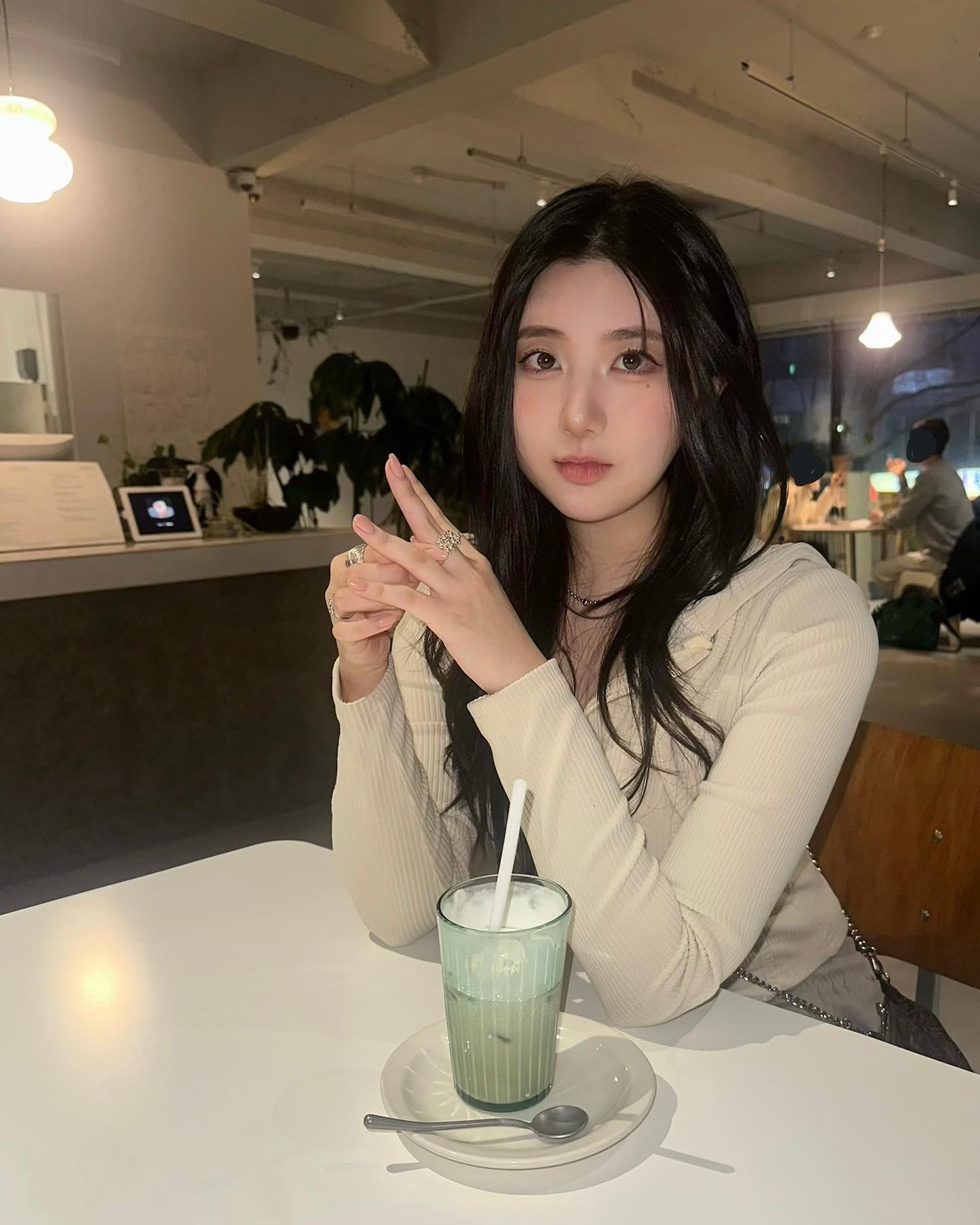 버스 기다리면서 빵 세 개나 머금