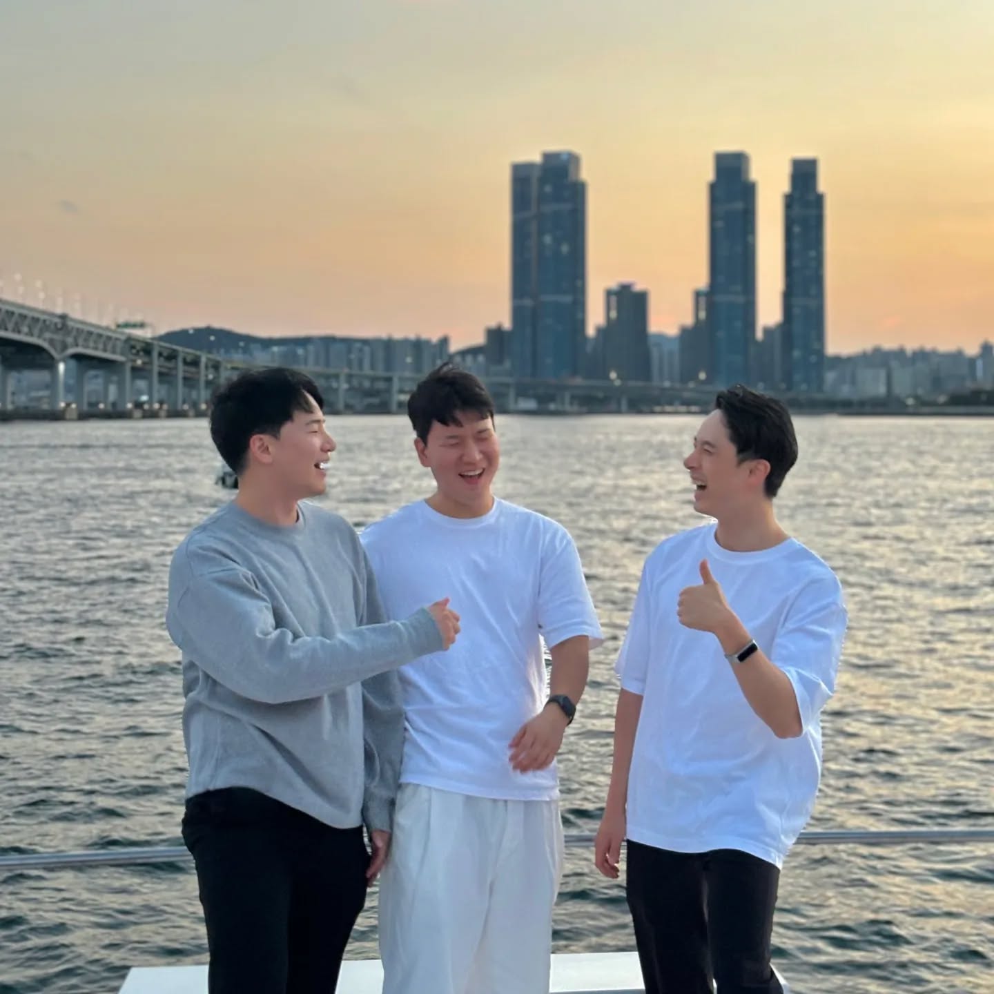 행복했던 부산워크샵
덕분에 늘 즐거운 병원생활😄😄
소소한 #슬의생
.
.
#부산여행 #광안대교 #busan
.
.
#doctor#dentist#korean#selfie#selca#daily#physique#travel#ootd#오오티디#운동스타그램#dailylife#먹스타그램#korean#kpop#korea#dentist#치과의사#의사스타그램#golf#골프#골린이