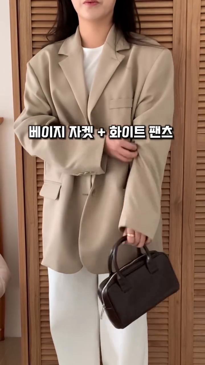 화이트 팬츠 하나쯤 가지고 계시죵 ? 
안가지고 있으면 투영에성 ㅇㅅㅇ 푸합 
2가지 코디법 보여드릴께요 😍

1번째 영상 아우터 : 투영-[44-120 빅사이즈] 클래식 오버핏 블레이저 자켓
1번째 영상 상의 : 투영 - 업로드전상품 (설날 이후에 업로드예정)
1번째 영상 하의 : 투영 - [S-L/화이트] 코튼 하이웨스트 일자 와이드 롱 팬츠

2번째 영상 아우터 : 투영-[44-88/고퀄✨] 봄신상 노카라 라운드넥 크롭 레더 가죽 자켓
2번째 영상 상의 : 투영 -[44-77 이너티/크롭티/반팔티] -5kg 날씬 모달 스판 반팔 티셔츠 6color
2번째 영상 하의 : 투영 - [S-L/화이트] 코튼 하이웨스트 일자 와이드 롱 팬츠