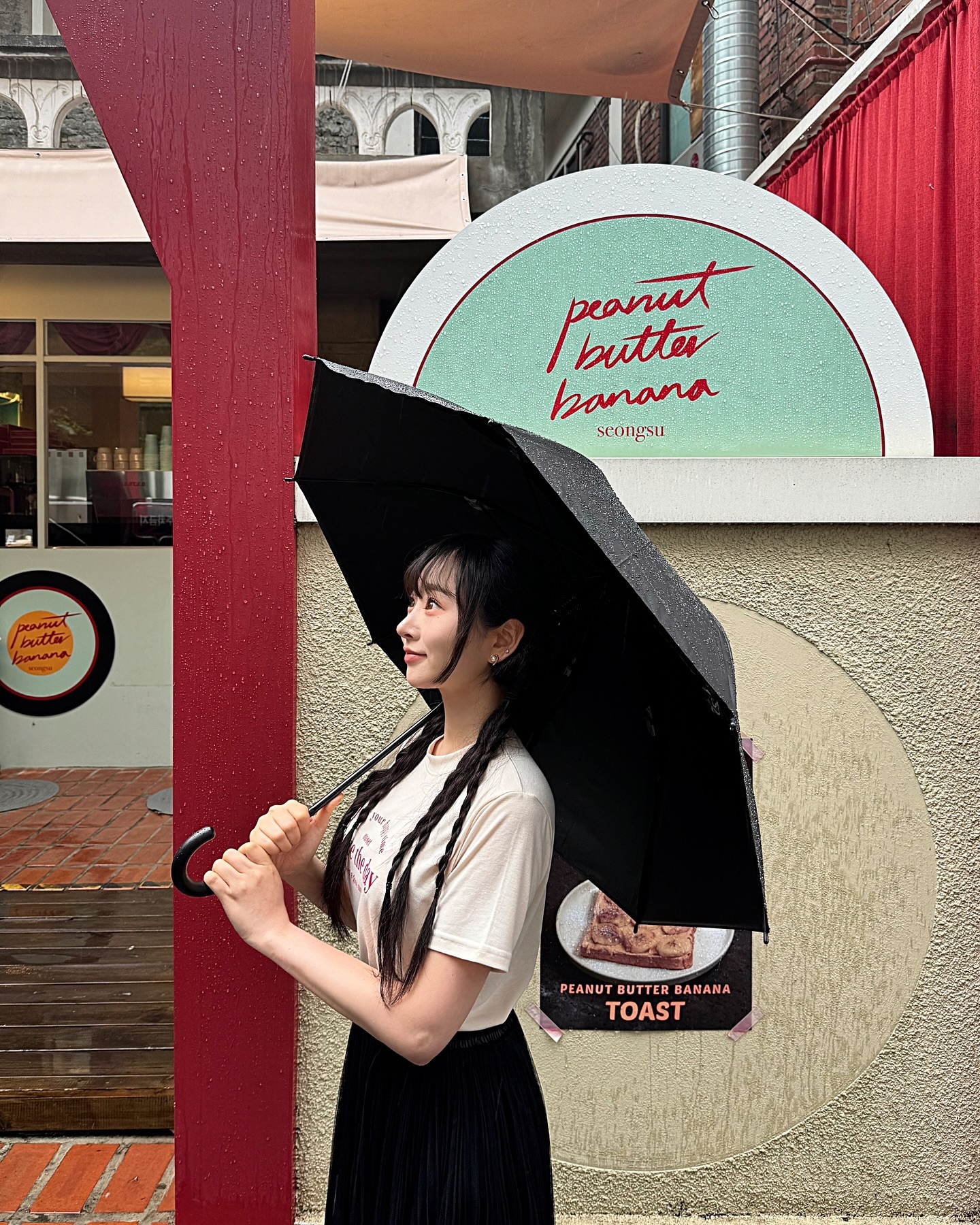 ☂️☔️너무 오랜만이죠 :-) 
넷플릭스에 빠져 사는 중 ••• 📺🎥🎬
완전 히키코모리생활이당 요즘 내 아이패드 열일해~🍎💦
귀멸의 칼날 재미있네 뉴업뎃 기다려 🙏🏻🥱
아 홍해인 백현우 드라마 보지도 않는데 이름외움.. 
이번엔 눈물의여왕 볼까말까... 🤔🤔🤔🤔🤔
앨범정리 미루다가 야금야금 올릴게요.. 인태기X드라마홀릭=🤿🫧
.
.
#카페투어 #성수동카페 #패션 #소통 #오오티디 #맞팔 #여자코디 
#넷플추천 #눈물의여왕 #귀멸의칼날