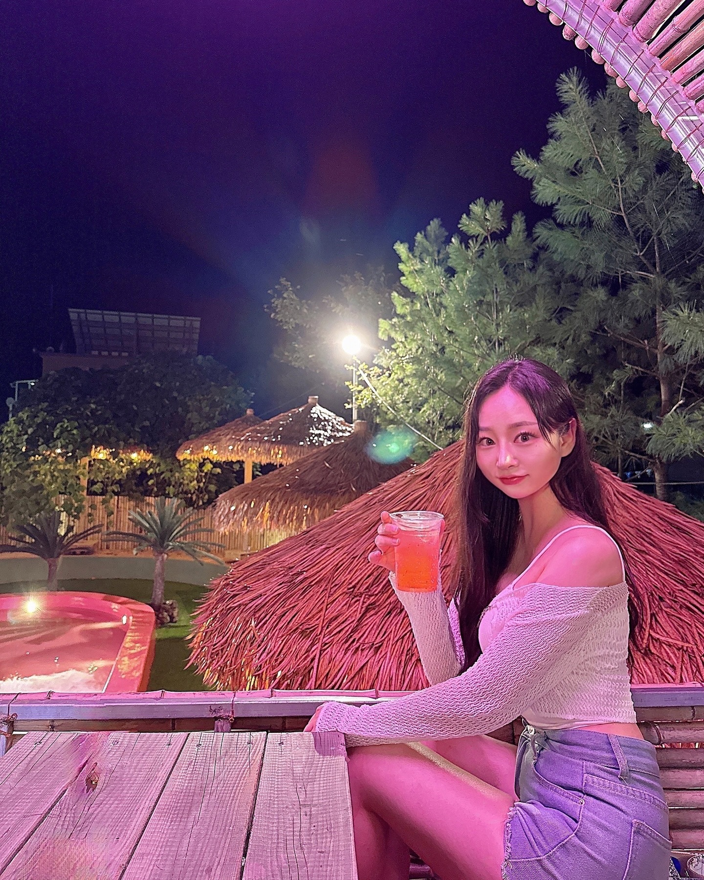 이쁜 펍&카페 사진 필수💕
이름도 모르고 그냥 제일 맛있는거 달라했는데 
달달하고 분위기 좋고 이쁜 펍이었당 ~ 
. 
📍 양리단길라운지 , 스몰빌리지 
.
#여행스타그램 #셀피 #ootd #강릉여행 #양양카페 #양양핫플 
#반신샷 #데일리 #협찬문의 #소통