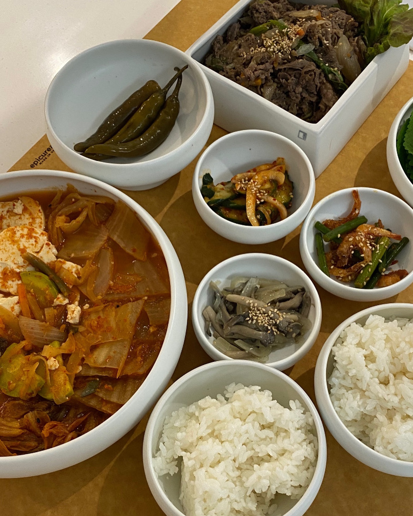 🥣
퇴근하고 들어와,
포션 커피 한잔 말아 마시면서
천천히 준비하는 저녁밥상이예요.
저는 무언가를 홀짝이면서
살림도 만지작 거리는걸 굉장히 좋아하는 편이라
맥주 샴페인 무알콜사이다 커피 등등 -
가리지 않고 마실 것만 있다면
요리하는 시간이 훨씬 더 즐거워지더라고요.

살얼음모드 돌려두고 있는
아랫칸 냉장고 깊숙한 곳에서
묵은지 한쪽 꺼내 보글보글 끓이고
밥도둑 메일 반찬 소불고기가 완성 되면
냉장고에서 밑반찬 꺼내고
순두부김치찌개 소불고기 냄비에서 덜어내
툭 탁 툭 탁 밥 상 완 성 입 니 다 -

그리고,
주방 마감 후
미리 다음날 먹을 불고기 한판 더 재워두면
진짜 끝 ✨
.
.
.
.
#소불고기
#김치찌개
#밥상
#상차림