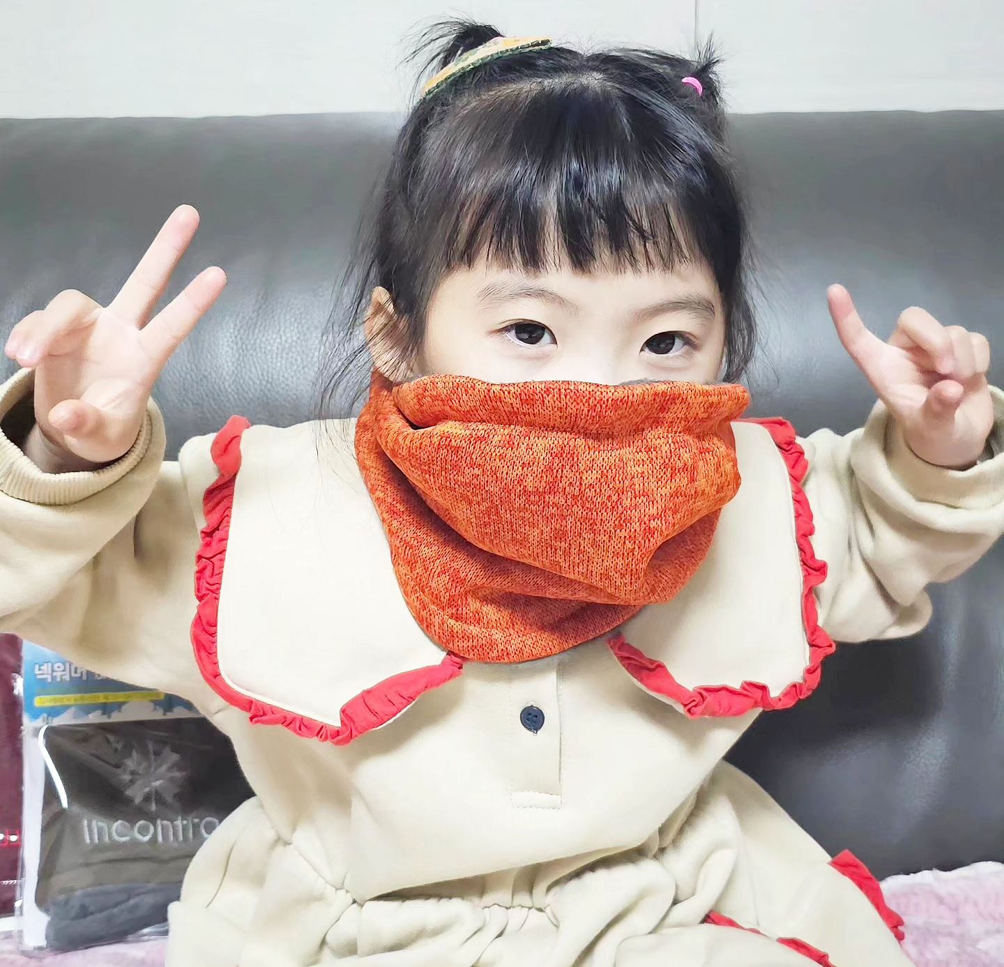 #협찬

도착하자말자 착용해보았죠
너무너무 궁금해서 하하

요즘 감기를 달고사는 우리 아이
콜록 콜록 그렇다보니 잠시잠깐 외출때 역시도 조심더라구요
찬바람 어떻게 하면 조금이라도 차단할 수 있을까? 매일 고민이에요

인콘트로 아동 멜란지 넥워머
일단 제일 좋았던점은 사이즈
은근 사이즈가 어려운데 넉넉한 사이즈에 스토퍼가 있어서 나이에 구애받지 않고 진심 오래도록 사용할 수 있어요 실용적이죠
매서운 칼바람에 코와 귀 입 따뜻하게 보호
저희 아이 안경 끼고있어서 김서림이 제일 큰 고민인데 안경에 김이 서리지 않더라고요
콧등 와이어처리로 착용시 입김이 올라오지않아요 완전 신기신기

인콘트로 아동넥워머 안감 원단이 따뜻하고 부드러워서 피부에 닿여도 자극 없어서 좋은데요
다양한 색상 취향별로 옷에 맞춰서 선택하면 될 것 같아요

착용해본건 아동 멜란지 넥워머인데요
멜란지 원단이라 좀더 세련되 보이고
겨울에 어울리는 따뜻한 색감과 질감이랍니다

이제 세탁하고 밖에서 사용해보고 찐후기 들구올게요~~

incontro.official

#인콘트로 #incontro #서포터즈 #겨울 #방한용품 #아동넥워머 
#육아스타그램 #겨울아동복코디 #등원필수템 #데일리넥워머 #넥워머 #아동목도리 #주니어넥워머 #유아넥워머 #어린이집선물 #크리스마스선물