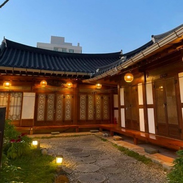 #협찬 📍 부경당
✔ 비성수기 기준 45000-70000원

오랫만에 친구와 전주 한옥마을에 놀러와서 한옥 숙소를 이용하기로 했어요! 그 중에서도 제가 부경당을 고른 이유는 위치적으로도 훌륭했고, 가성비 있는 숙소에서 아침 조식도 제공되고, 맨 바닥에 이불 깔고 자는 구조가 아니라 매트리스가 기본적으로 깔려 있어서 허리 안아프게 잘 수 있다는 점이었어요 😍

저희는 차를 가지고 왔는데요 공영주차장1과 가까운 거리에 있어서 주차하고 약 3분 정도 걸어왔어요. 한옥숙소에서 자게 되면 50% 할인을 받을 수 있답니다! 

부경당은 가족방 커플방 다락방등 여러 구조로 구성되어있고 객실은 7개로 되어있어요. 저희가 방문한 날에 만실이었다고 하는데 방음이 잘 되는 편인지 저는 사람이 없는 줄 알았답니다👏

부경당은 70년 전통을 자랑하는 전통한옥이며, 인테리어는 고전 장식품으로 옛날에 사용하는 서랍장등 담백하고 순수함을 나타낸다고 해요. 정원뷰는 장독대와 어울러진 꽃나무들이 심어져 있으며 전주한옥마을에서 손꼽히는 정원을 자랑하는데 이 뷰를 보면서 맛있는 조식을 먹으니 만족스럽더라구요❤️

조식도 부모님이 직접지으신 걸로 흑임자죽과 크로플과 제철과일 커피,쥬스가 나오는데 구성이 알차고 맛있어요!!

 또 전주에 온 김에 여러가지 체험을 하고 싶으신 분들도 많을 텐데요 패러글라이딩 한복체험등을 저렴하게 이용할수 있다는 장점도 있네용

부경당 위치가 좋아 공영주차장이 걸어서 3분정도 오목대 5분 자만벽화마을 걸어서 10분 경기전과 전동성당 5분 걸리는데 여기저기 구경하고 최고급 호텔식 침구에 누우니 바로 잠이 스스르 들었답니다~ 다음에 전주 한옥마을 놀러가게 되면 또 방문하고 싶어요💯

#전주한옥마을주차 #전주한옥마을숙박조식 #전주한옥마을숙박추천 #전주한옥마을가족숙박 #전주한옥마을커플숙박