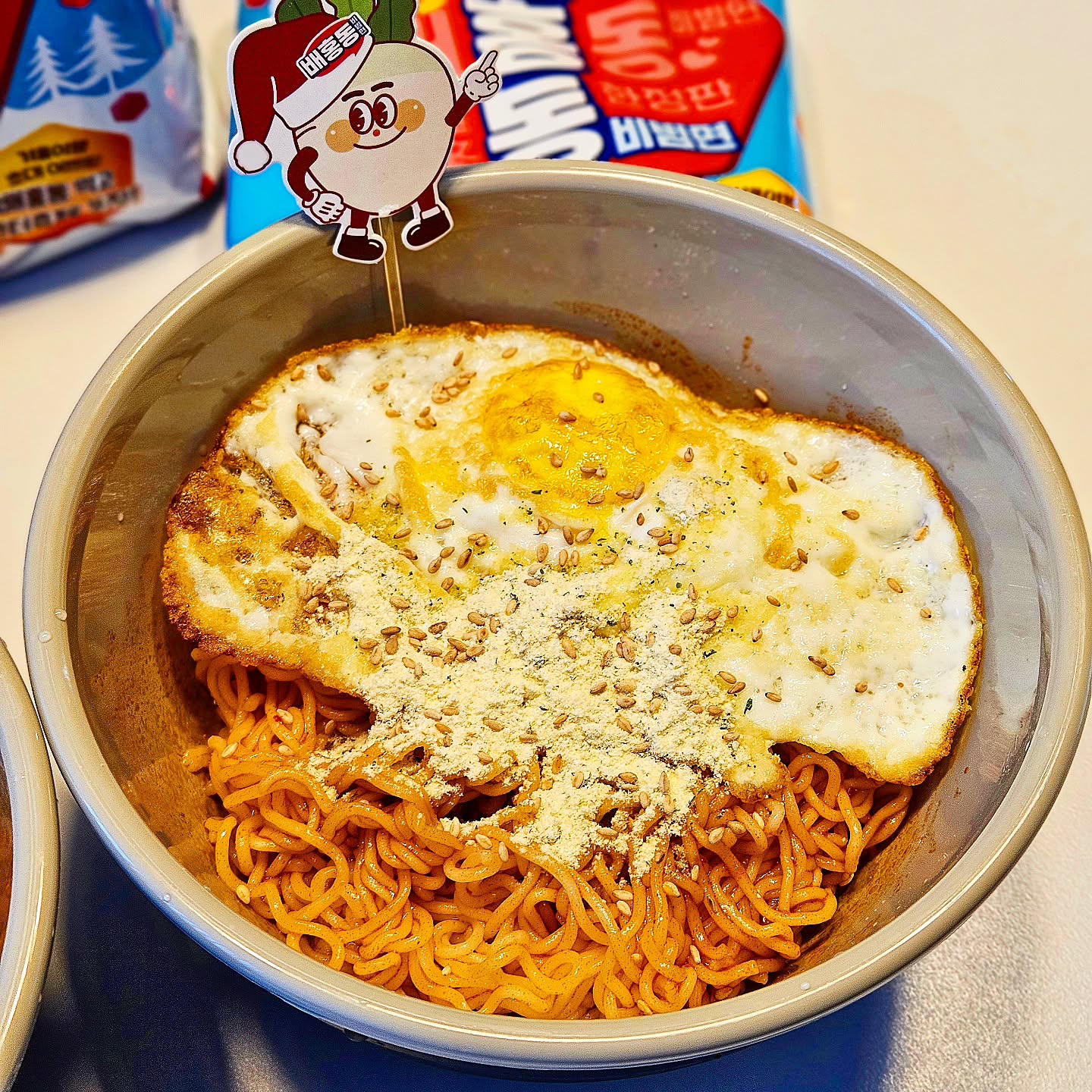 #광고 #농심
겨울엔? 배홍동 윈터에디션으로! ⛄️

배홍동에 눈같은 꿀가루🍯가 만나서
더 달콤해졌어요!

배홍동비빔면 윈터에디션에만 있는 '캐릭터 토퍼'와 함께
인증샷을 찍어 해시태그 #배홍동 #배홍동윈터에디션 #꿀배홍동 를
남겨주면 다양한 경품을 받을 수 있는 이벤트 중이에요!✨️

1등 - 일본 삿포로 눈축제 여행상품권 2매 (1명)
2등 - 고프로13 (2명)
3등 - 투썸플레이스 케이크 교환권 (10명)
4등 - 스타벅스 아메리카노 기프티콘 (100명)

배홍동쫄쫄면 윈터에디션도 출시되었으니
이벤트 참여해서 경품 팍팍 받읍시다🔥🔥

#배홍동비빔면 #배홍동비빔면윈터에디션 
#인생을맛있게 #신상 
#편의점 #편의점신상 #운몽_편의점