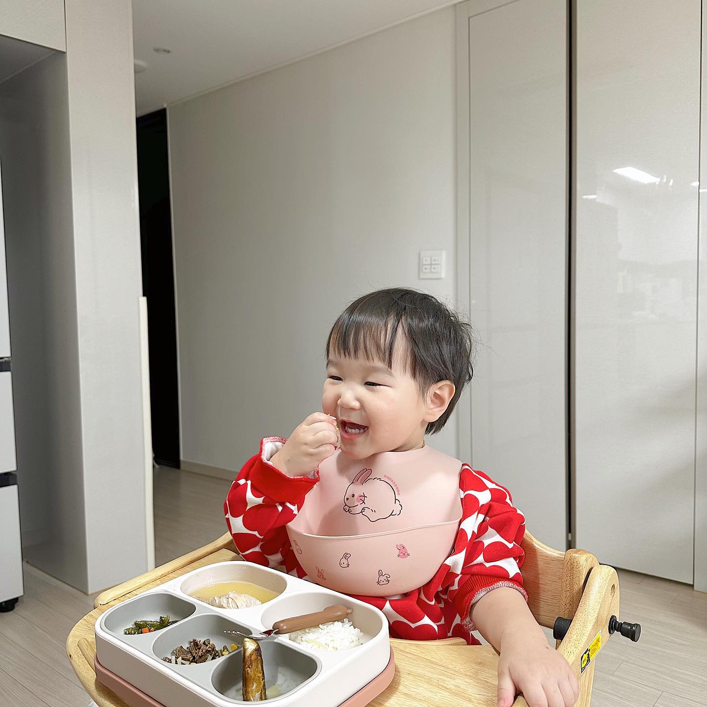 #도노도노협찬 #제품제공

자기주도 이유식부터 유아식까지 완벽하게 사용할 수 있는 
도노도노 식판, 턱받이를 소개해요 ❤︎ꔛ❜

플라스틱은 물론 원목 하이체어 트레이에 까지 
찰-싹 달라 붙는 강한 흡착력으로 초기 이유식부터 사용하기 너무너무 좋아요.ᐟ 

환이는 초기 이유식부터 토핑이유식으로 직접 만들어 먹였는데요 
도노도노 식판을 미리 알았다면 
초기/ 중후기 맞춰 식판&이유식 볼 을 여러개 살 필요 없었을 것 같아요
3~5구 변신 되는 식판으로 식단에 따라 다양하게 활용 가능 .ᐟ ◡̈⋆
게다가 뚜껑 겸용 플레이트로 
간식이나 튀김류 접시로 사용 할 수있어요 ❤︎ꔛ❜ 
 
이유식 턱받이는 부드러운 낵밴드로 되어있어 자유로운 길이조절로 초기이유식부터 유아식 하는 아이들까지 사용 가능해요 .ᐟ 
게다가 무게도 가벼워 답답한거 싫어하는 환이가 거부감 없이 사용해 좋더라구요 🤍

𖤐  식세기, 열탕소독, 젖병소독기, 전자레인지, 냉동실 사용 가능.ᐟ.ᐟ 

🏷️ donodono_official