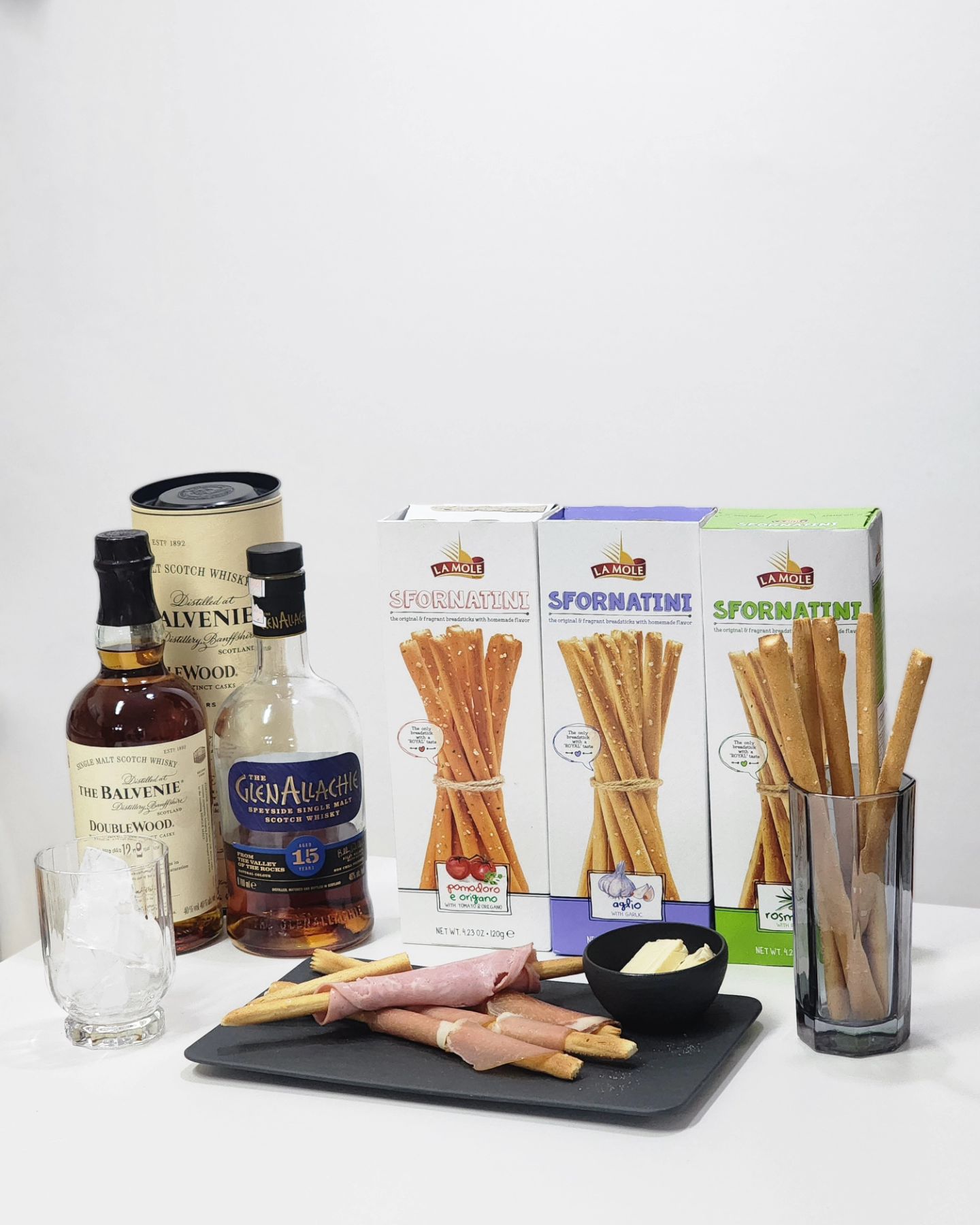 #협찬 marketrg.official
배부를때 딱 집에서 간단하게 먹기 좋은
위스키안주 #와인안주 #맥주안주
#라몰레 #브래드스틱
저희집에도 와서 간단하게 티비보면서 한입~!
#라몰레브래드스틱 은 
로즈마리, 토마토, 마늘 세가지맛이있는데요
셋다 진짜 원물이 들어가서 
진한 풍미가 가득한 #스틱과자 랍니다
저는 샤퀴테리에 마늘맛 말아서 먹었는데
너무 풍미가 좋더라구요
역시 한국인은 마늘인가,,,
라몰레 스포르나티니 브래드스틱
#간식 으로도 좋구요 
저처럼 위스키나 #와인안주 로 #페어링푸드 로도 너무좋아서
#홈파티 때에도,  #캠핑간식 으로도 너무좋은
술안주인 #그리시니 에요
잼 or 크림치즈+ #막대과자
저처럼 샤퀴테리 말아서 먹어도 너무 좋아요!
현대백화점, 신세계백화점, 쿠팡, B마트에서 구매가능해요!