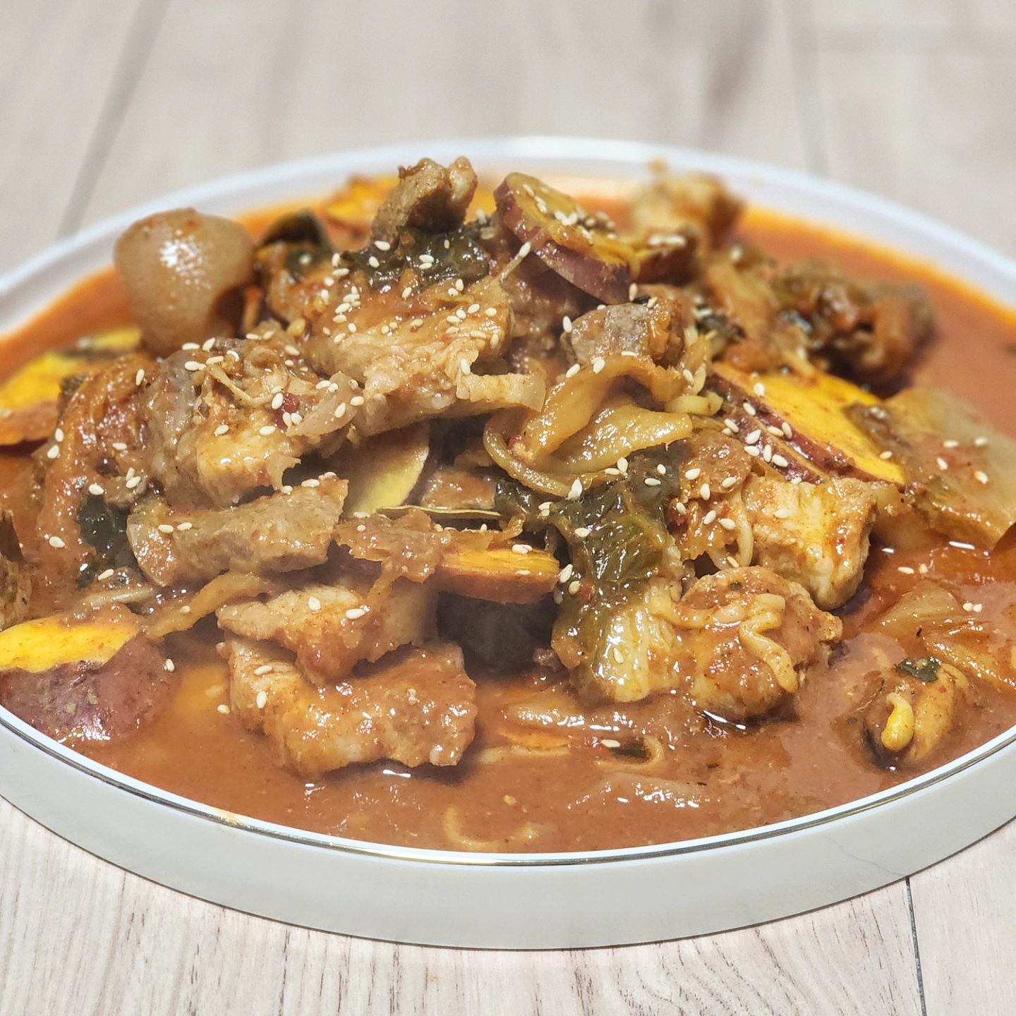 ❤️내가 만든 맛있는 김치찜🥘

🥕남은 짬뽕국물을 활용해서 어떤 요리를 할까 고민하다가 김치찜이 생각나서 만들어 봤습니다❤️ 묵은지 찜닭에 영감 받아서 레시피 없이 만들어 봤는데요~~

🥕재료는 짬뽕국물이랑 전지, 김치, 고구마를 사용해서 만들었는데 너무 맛있었습니다😍 진한 국물이 짬뽕국물이라는게 믿기지 않을 정도였구 깊은 국물과 더불어 감칠맛까지 사로 잡았습니다!!👍 고기는 야들야들하니 잡내 없애기 위해 월계수 잎을 사용했습니다🤩 

🥕술안주로 만든 거지만 밥이 생각나는 안주였네요~~ 처음 만든 김치찜이지만 너무 만족스러운 하루였습니다❤️🩷

#자취요리 #김치찜 #먹스타그램 #자취생집밥 #간단요리 #먹스타그램 #쿡스타그램
