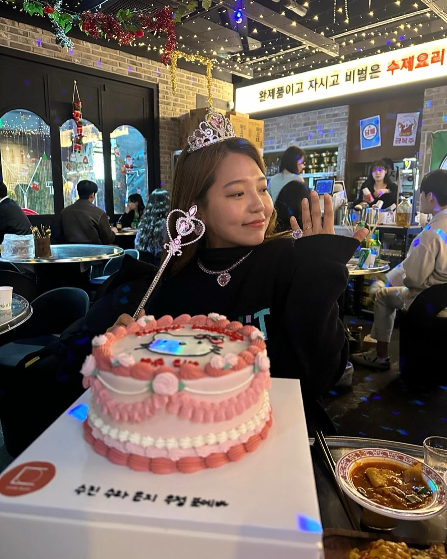 아휴 술 한모금 안마시고 신나셧네ㅋㅋㅋㅋㅋㅋ
미리 생파해줘서 고마워요 내사랑들💕
올해도 행복할 수 있겠다 정말 최고야👍🏻👍🏻
또 보자 고마워요💕
.
.
#생일#생일파티#생일케익#행복한시간#생일선물#올해#즐거운시간#힐링#내사랑들#고마워요💕