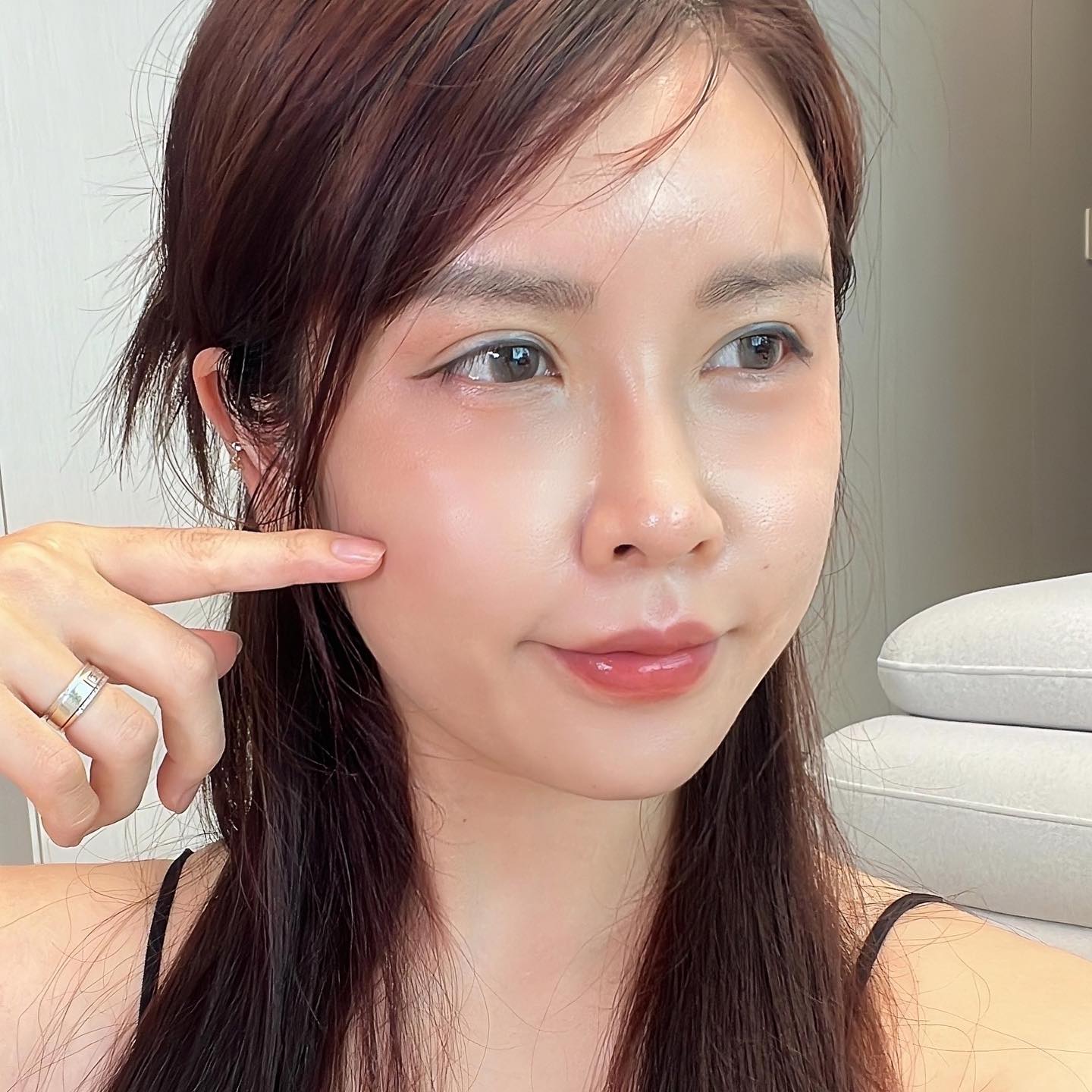 #협찬 메즈클라 스킨케어 엑토인 에센스 비비가
출시되었어요!🤩

기존 비비도 좋았지만 이번엔 성분과 제형이 업그레이드되었다고해 기대가되었는데요!

✔️ 수분 장벽 케어: 글로벌 제약사 bitopAG의 오리지널 엑토인과 글리코인 함유
✔️ 초밀착 에센스 제형: 앰플의 농축감 + 크림의 영양감
✔️ 200시간 보습 지속: 건조함 없이 촉촉한 물광 피부
✔️ 24시간 메이크업 유지: 화사하고 매끈한 피부로 온종일!

“피부 톤 상관없이 자연스러운 결점을 커버해주고,
 블루라이트 차단 효과도 Good!이랍니다.”
여기에 덥고 땀나는 여름에도 강력한 밀찰력으로 
데일리로 사용하기 정말 좋더라고요:)

🛍️ 7월 23일 오후 8시 45분, 현대홈쇼핑에서 특별 구성 만나보세요!

#메즈클라 #스킨케어엑토인에센스비비 #메즈클라비비 #김호영비비 #엑토인비비 #안티다크닝비비 #진정비비 #기미잡는비비 #지속력좋은비비 #밀착력좋은비비