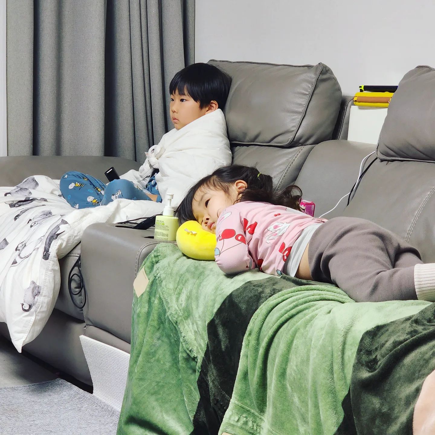🌈
대체 왜 그러고들 있는건데..😐
망또처럼 묶더니 또 그걸 깔고 앉아있네 ㅋ

#8살아들 #아들스타그램 #딸스타그램 #5살딸 #육아스타그램 #욱아일상 #일상스타그램 #일상소통