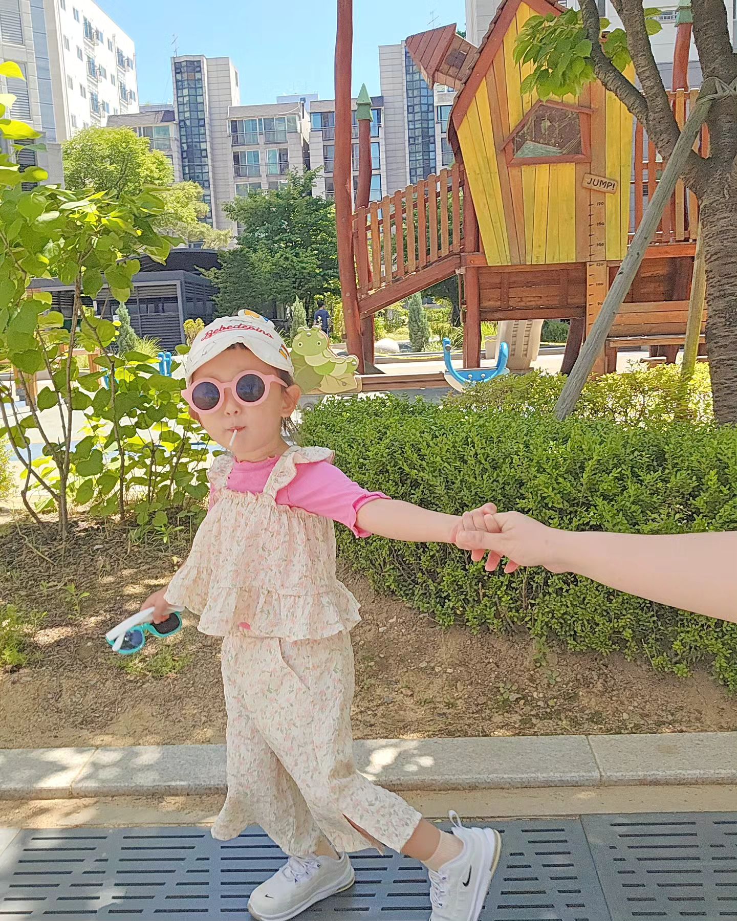 ☀

주말 산책 ꔛ 
선글라스는 꼭 두개 가지고 가야한다며... ㅋㅋㅋㅋ
낮잠자고 두번째 산책도 가자 ◡̈ 

🏷 모자 bebedepino 
🏷 상하복 치크 cheek 
🏷 신발 nike 

#32개월아기 #아기옷 #아기옷코디 #아기여름옷 #베베드피노 #아기모자