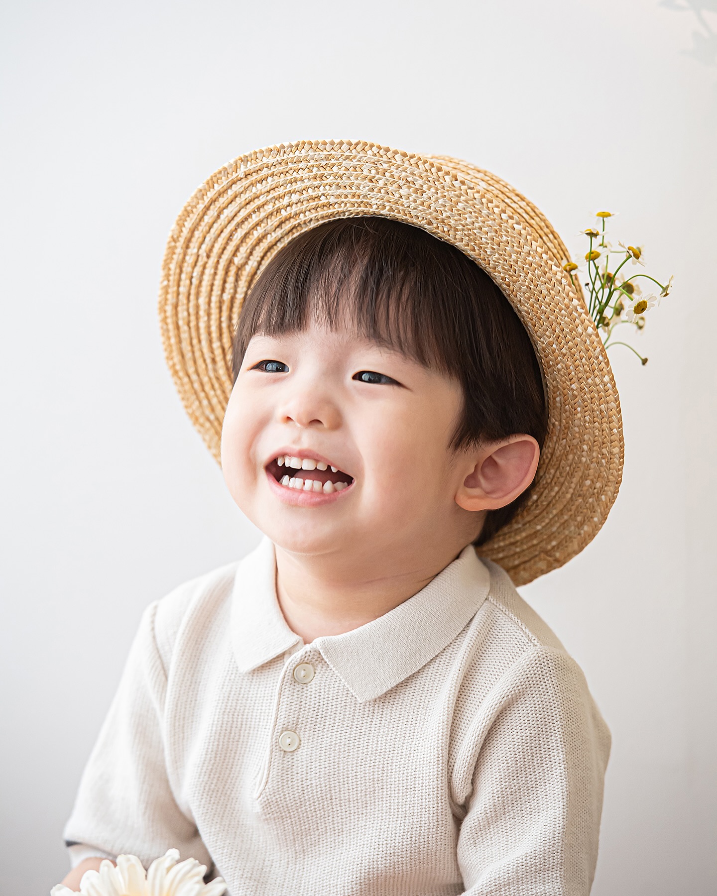 🌼🌼

햇살 같은 이준이 사진 어떤가요? 

유어라운드 스튜디오 ‘창가 컨셉‘ 🌿

오랜만의 스튜디오 촬영이라 
엄마, 아빠가 많이 긴장했는데
작가님들이 넘 재밌게 놀아주셔서
낯섦도 없이 하하호호 웃으면서 
촬영 넘 잘 했어요! 

순간 순간 아가 표정을 잘 캐치하셔서
파바박 빠르게 찍어주시기 때문에 
저처럼 걱정하셨던 분들은 
걱정 한시름 놓으셔도 되어요 💛

모든 컨셉마다 꽃이 있어서 넘 화사한데다가 
옷과 모자 등 센스있는 코디에 
엄마 아빠 끙끙 앓았답니다 🥹

🏷️ 유어라운드 스튜디오 u.around_photography 

- 경기 광명시 신기로 7 골드스타 305호
- 평일 10:30 ~ 19:00 (월 휴무)
- 주말 10:30 ~ 17:00
- 건물 내 전용 주차장 주차 가능
* 광명 이케아 주변이라 촬영 끝나고 
이케아, 코스트코 가면 주말 일정 수월하게 끝 👌🏻

#시미준 #시미준_기념사진 #900일