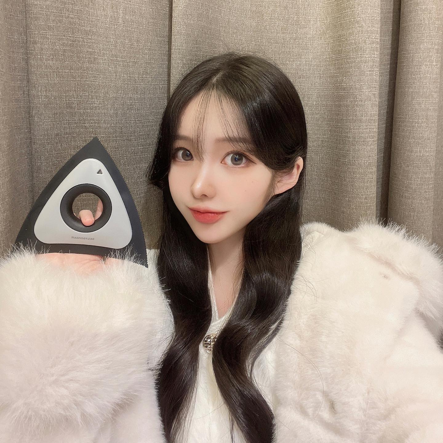 #광고 반려동물 털이나 먼지들 틈 사이 구석구석 깨끗하게 청소 하고 싶으셨던 분들 계시죠﹖🌬️

삼각형 브러시 형태라 청소 하고 싶은 공간에서
쓸어내리기만 하면 간단하게 청소할 수 있는데요

평소에 쇼파 틈이나 문틈 등 청소하기 
힘들었던 곳을 쓸어주기만 하면 되니 편하더라구요 ✨

작은 세모 부분에 끈을 연결해주면 걸어서 보관도 가능하고
사용 후 세척만 해주면 반영구적으로 사용 가능하답니다 ◡̈
.
.
#일상공감 #일상공감싹쓸어보게 #싹쓸어보게 #먼지제거기 #옷정리 #털제거용품 #반려동물털청소 #먼지제거 #털갈이 #털갈이용품 #집사템 #집사필수템 #고양이털 #강아지털 #먼지제거 #청소 #청소템 #청소스타그램 #집사스타그램 #청소꿀템 #반려동물