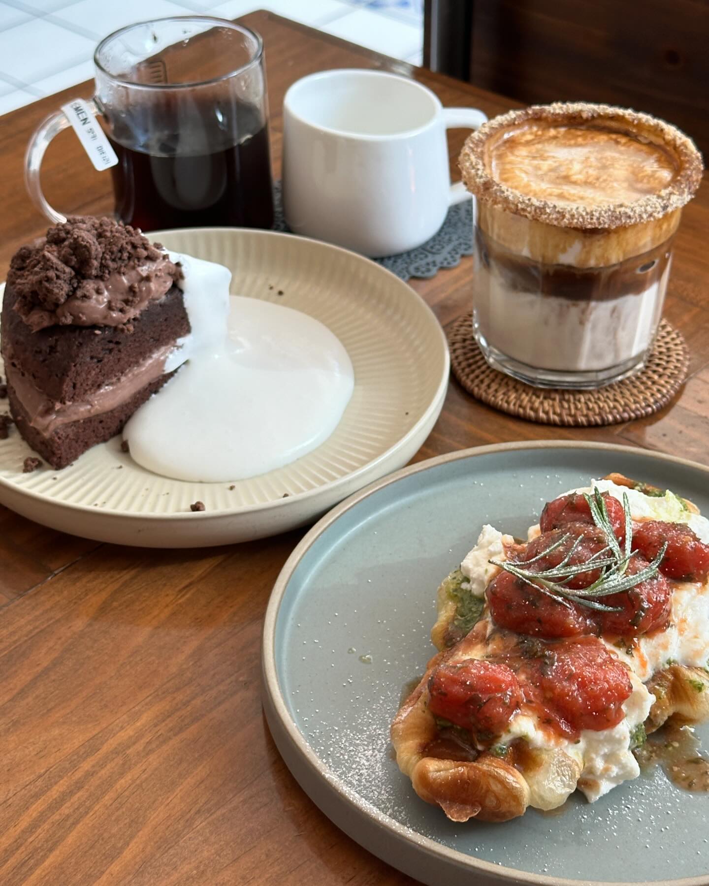 ⚠️커진남..멋지구나..⚠️
 
#셀레브르 (celebre_cafe_ )
인천광역시 연수구 아트센터대로 131 202동217호

커피에 진심인 남자,
각종 수상경력은 물론
로스팅실까지 볼 수 있는
송도에 숨겨진 카페를 소개합니다👉🏻

근데 이제 나만 몰랐고
아는사람은 다 아는 그런 곳이랄까?🤣

커피 종류도 엄청 다양한데
시그니처 커피는 말해뭐해고
필터브루잉커피도 맛이 너무좋아
난리나서 원두 바로구매;🙇🏻‍♀️💜

디저트 종류도 어찌나 많은지
고르는데 한세월이거든요?
근데 바질크로플 제발 고민도없이 고르세요
내 인생 먹어본 크로플 중 제일맛있었음
진짜임 최고임❤️‍🔥❤️‍🔥❤️‍🔥❤️‍🔥

그리고 케이크도 쌀케이크라서
부담없이 먹기 좋고 오찌나 꾸덕하고 맛나던지
여기 걍 커피맛집 디저트맛집 햇살맛집 다해...🤗✨

✔️영업시간 : 오전 10시 30분 ~ 오후 10시
✔️주차 가능⭕
✔️원두 구매 가능 / 영수증리뷰 시 드립백 증
✔️너티크림라떼(6,500원) / 스페셜드립커피(7,000원) / 바질크로플(9,500원) / 초코쌀케익(7,500원)

#인천송도카페 #송도카페 #인천카페 #송도디저트카페 #송도카페추천 #연수구카페 #송도로스터리카페 #송도데이트 #송도소개팅 #송도맛집 #카페스타그램 #먹스타맞팔 #FOOD #먹팔맞팔 #먹스타그램