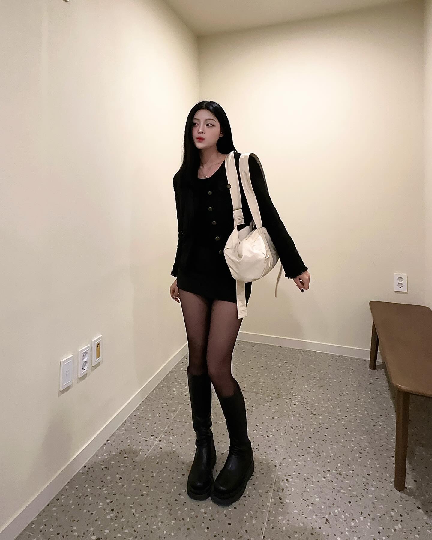 #제품제공 #HEDERHELEN

예쁜데 전공책 토익책 다 들어가는 수납 짱인 최애 헤더헬렌 가방..🤍
어떤 옷에도 다 잘어울리고 보부상인 저에게는 이런 디자인 최곱니댱🐰
크로스도 되고 백팩도 되고 숄더백도 되는 기적..🥲🫶🫶🫶🫶🫶

#neonmuseum #onthelook #헤더헬렌 #네온뮤지엄 # 온더룩 #가방 #스트릿 #neonmuseumbyontl #byontl