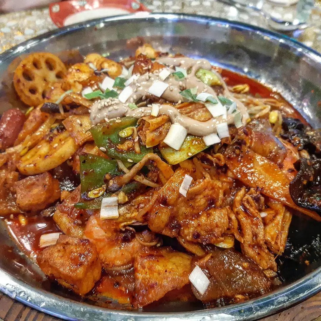 제 #마라탕 최애 #맛집 #만성찬팅 !!
여기 #마라샹궈 도 맛있어요! 매번 국물요리만 좋아해서 마라탕만 먹다가 한 번 시켜본 마라셩궈 역시나 #존맛탱 .. 둉두부랑 #우삼겹 먹고싶다,,
진짜 음식하시는 분들이랑 서빙하시는 분들이 다 중국분인데 불향도 그득..믿먹이에요 진짜❣ 거기에 #오무라이스 #오므라이스 조합 미침.. 
여기 양도 많고 가격도 저렴해서 좋아여,, #신림 올 일 일으시면 여기 방문하셍..!
매장 분위기도 중국미 철철 넘침❤

#먹팔하면맞팔 #먹스타맞팔 #먹스타그램 #먹스타 #맛집 #맛집추천 #신림중식 #신림맛집 #먹부림 #먹방 #마라 #맛팔 #맛집스타그램 #맞팔 #marashangguo #중식 #중식맛집