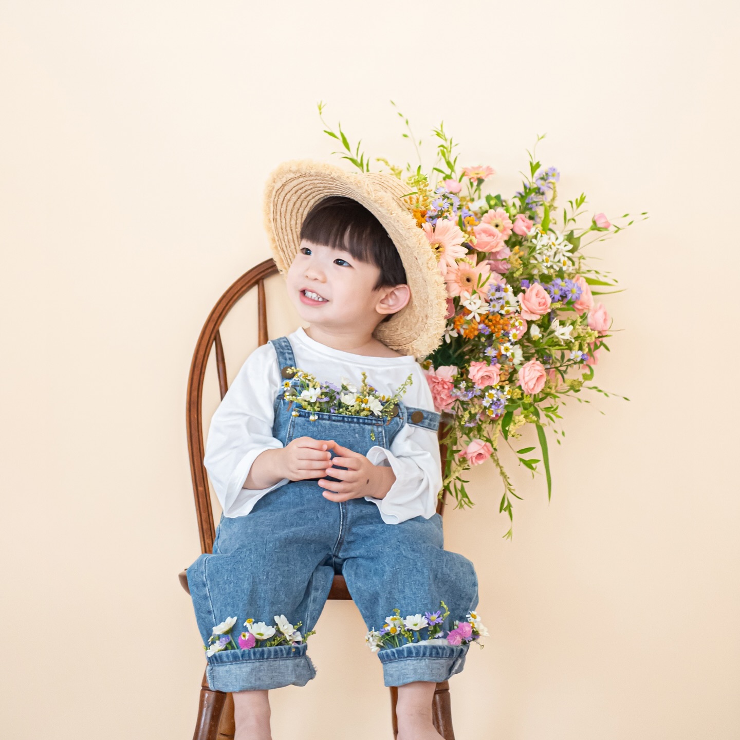 🌼🌼

유어라운드 스튜디오 ‘생화 컨셉‘ 🌿

오랜만의 스튜디오 촬영이라 
엄마, 아빠가 많이 긴장했는데
작가님들이 넘 재밌게 놀아주셔서
낯섦도 없이 하하호호 웃으면서 
빠르게 촬영 잘 했어요! 

여름 햇살 같은 이준이 미소 
정말 이쁘죠? ☺️💛

게다가 멜빵바지 사이사이 꽂은 꽃은 
진짜 센스 만점이었어요 💐

🏷️ 유어라운드 스튜디오 u.around_photography 

* 광명 이케아 주변이라 촬영 끝나고 
이케아, 코스트코 가면 주말 일정 수월하게 끝 👌🏻

#시미준 #시미준_기념사진 #900일