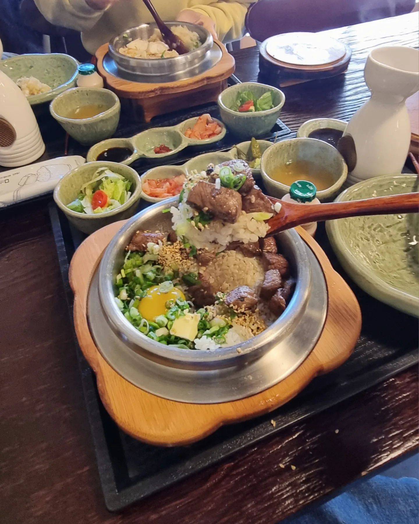 🌱짝꿍 미소가😄 예쁜날..🩷
 honey랑 #솔솥 에서 런치 욤뇸뇸..😽😙 #yummy 😋

#스테이크솥밥
부드러운 미디움고기와 꼬소한밥이랑 특제소스랑 와사비랑 꾸르조합요😚

#도미관자솥밥
참돔 김 가리비 관자랑 🍚밥이랑 만나니 식감이 훌륭했어요😙👏

🏡요집 터가좋은가봐요😆 웨이팅있었는데👫 짝꿍이랑 꽁냥꽁냥.. 웃으며 즐거웠어요🙈

🙌 모두 맛있는 음식과 함께 꿀시간보내세요💚⚘️

first.day_cook 

#오늘뭐먹지 #솔솥솥밥
#여수맛집 #맛있다그램 
#맛집스타그램 #먹스타그램 
#맛그램 #먹팔소통 #먹팔
#먹팔로우 #먹팔해요
#instafood 
#instagood