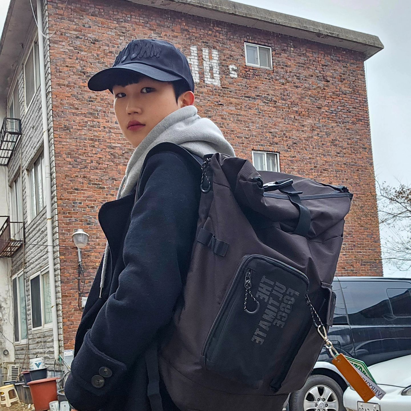 #제품제공 벌써 23년도 평일의 끝이네요... 😢

오늘 저는 mwoong_official 의 볼캡을 착용하고 캐주얼하게 다닌것같아요~🧢

정면에 크로우 로고 자수가 있는 디자인이라 포인트가 돼서 너무 멋있는 볼캡인것같아요! 💯

일상적으로 매일 착용하기에도 딱 좋은 아이템입니다~ ✨

핏도 너무 타이트하지는 않아서 편안하게 오래 착용해도 괜찮더라구요!

제 실루엣을 멋있게 잡아주는 것이 제일 매력적인 부분인 것 같아요😚

이번주 지나면 년도가 바뀌지만 내년에두~화이팅입니다!!

#ootd #daily #dailylook #볼캡 #볼캡코디 #볼캡추천 #데일리룩 #fashion #패션계정맞팔 #오오티디