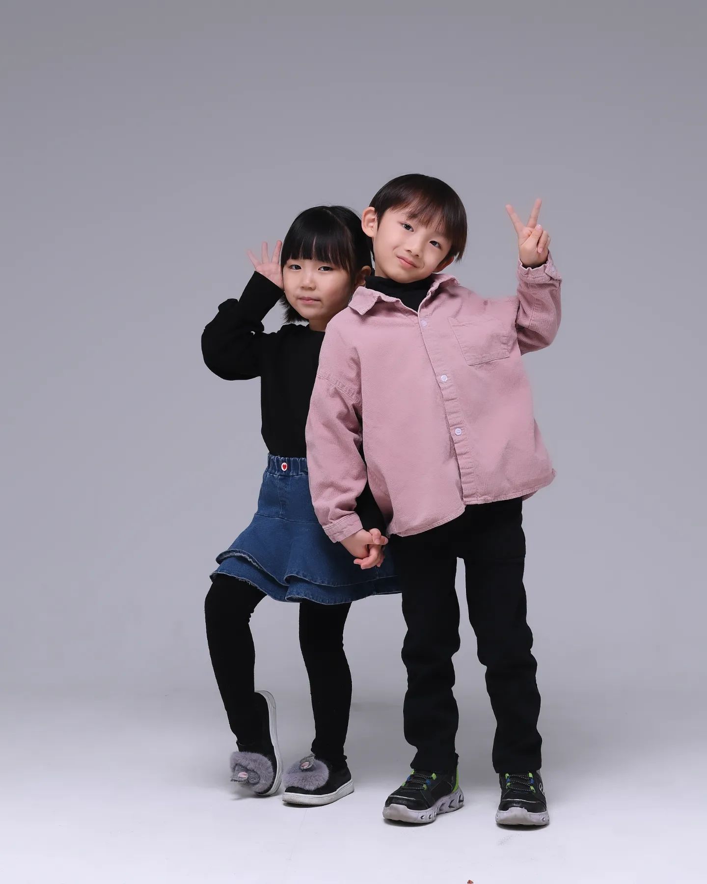 🪅다율4살때 은후는 5살때🧸 알게 되었어요. 
원래는 둘이 잘 안놀았었는데...

몇달만에 만났지만 급 친해져서 엄마둥절 🫨🫨🫨
은후랑 다율이 둘이서 무슨 대화를 하는지는 모르겠는데
둘이 웃고 깔깔대면 얘기하고 장난도 치면서^^
시간 가는줄 모르고 잘 놀더라고요.

둘이 갑자기 급 친해진 비결이 뭘까요???🤣🤣🤣
정말 예뻤던 너희둘🫠🫠😗

우정컨셉촬영 ~👫

은후와 다율이 🩷블랙핑크커플🖤
귀요미 둘이 마리엘린스튜디오 에서 
재미있게 놀다 왔답니다 🙂

《18년생 황은후 & 19년생 이다율》

maryelinstudio
eunhoo.star 
항상 고마운 분들 🫶🫶🫶💕

✒️ 작고 소중한 귀요미들의 추억 한페이지

#키즈모델이다율#키즈모델황은후#마리엘린스튜디오
#마리엘린#퍼스트액터스#아역연기학원#남양주사진관
#아역프로필#남양주가족사진#다산사진관#다산가족사진#아역캐스팅디렉터#신입개발팀#남양주스냅사진#데이트스냅촬영 #우정스냅촬영#우정컨셉#아동복모델#장난감모델#우정사진촬영 #다산신도시#현대프리미어캠퍼스몰#현대프리미엄아울렛스페이스원#아역홍보모델#아역광고모델#키즈모델#아역모델#아역배우#korea_kids