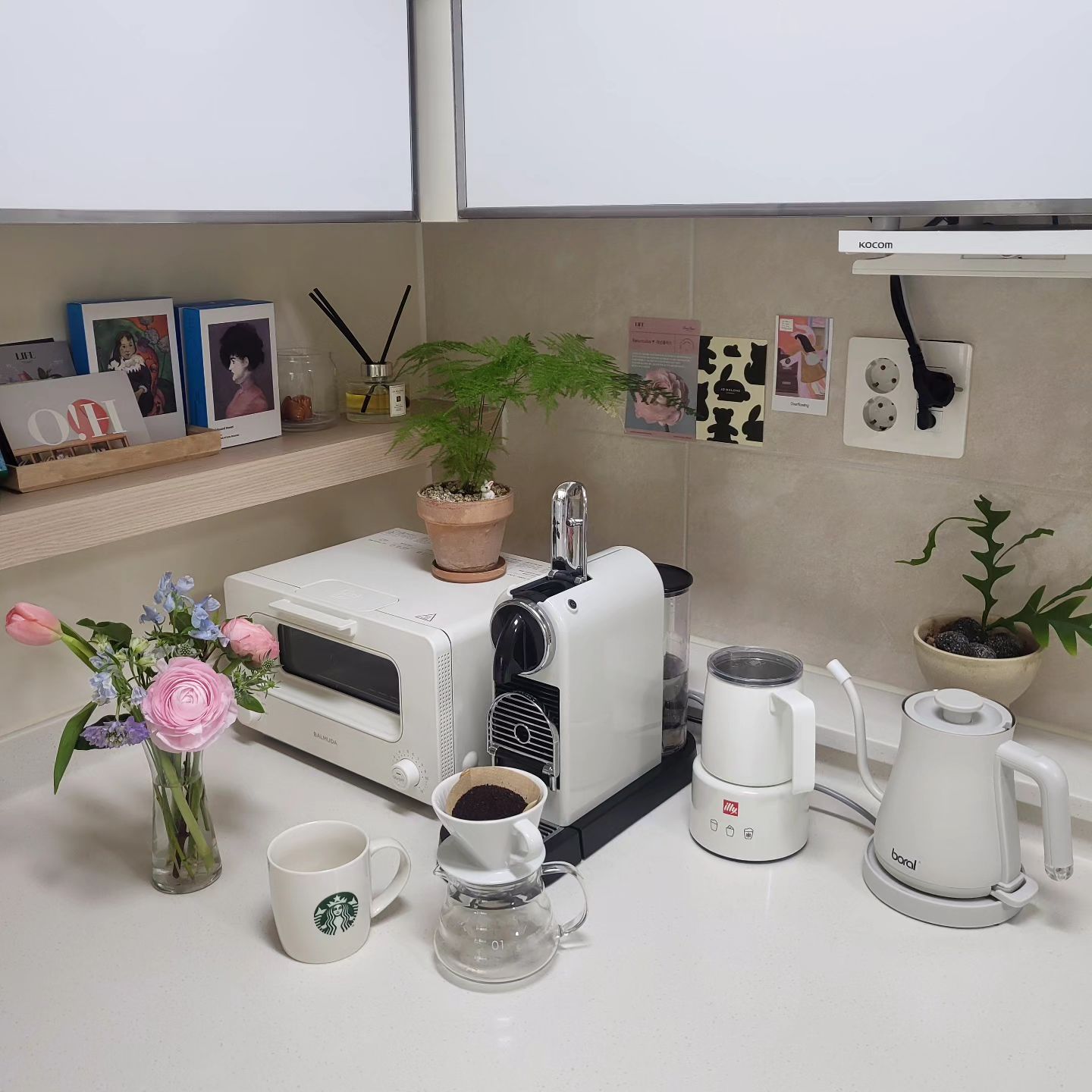 #광고
 
안녕하세요 :) 제가 요즘 가장 애정하고, 하루에 서너번은 찾는 공간인 ☕️ 저의 홈카페존을 소개해드릴께요.
사실 저는 1일 3커피를 마실정도로 커피를 좋아하고 관심도 많은 편이라 마음에 드는 제품들을 하나둘씩 구입하다보니 다소 복닥복닥해진 카페존이에요. 🫣 
'필립스 전자동 에스프레소 커피머신'과 '네스프레소 시티즈'를 이용해서 아아를 주로 마시구요, 
쌀쌀한 아침에는 따뜻하게 내린 드립커피와 라떼가 왜이리 고소하고 향이 좋은지 ✨️ 요즘은 드립커피와 '일리 밀크프로더'를 이용해서 따뜻한 라떼를 즐겨마시고 있어요.
보다 자세한 후기는 220앱에서 제 닉네임 [ mybinini ] 를 검색하시면 확인하실 수 있어요 🖤

#220cordncode 
#220서클멤버8기
#220코드앤코드
#요즘우리집