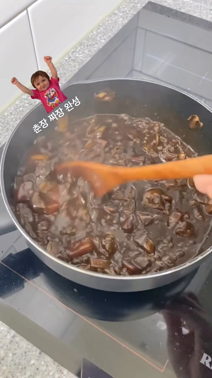 오늘은 춘장 짜장이에요
가루 짜장보다 훨씬 맛있답니다👍
중국집에 짜장을 배달하지 않아도 비슷하게 만들수 있어요
오늘은 짜장밥에 계란 후라이 2개 올려 먹을게요😋

#짜장 #짜장밥 #춘장 #춘장짜장 #양배추 #감자 #소고기 #집밥레시피 #집밥스타그램 #집밥 #집밥메뉴 #집밥요리 #저녁메뉴 #저녁밥 #저녁메뉴추천