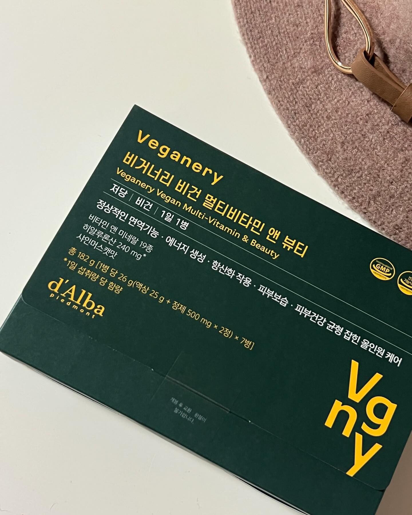 #광고

최근 피검사해보니 부족한 영양이 많았어서
앞으로 꾸준히 챙겨먹고자 찾아보다 알게된
#비거너리멀티비타민

에너지 충전과 피부 보습 관리를 하루 한병으로 동시에 가능하다고 하더라구요.
진작 알았으면 결혼식 최소 한달전부터는 먹는건데 ㅜ.ㅜ
결혼식 며칠 전에 알아서 벼락치기로 관리중..
일일 영양 성분 기준치 100%를 충족하는 비타민 11종과
미네랄 7종을 과학적으로 배합한 멀티비타민이라고해요!
히알루론산이 일일 섭취 최대 함량인 240mg 함유되어 있어서
자외선과 수분을 동시에 케어해준다고 하네요 !
전 그래서 신혼여행 때 꼭 챙겨 먹으려고 캐리어에 챙겨뒀지용!
독일, 미국 등 믿을 수 있는 원산지로만 선택해서 더 좋더라구요!!
6가지 성분을 배제한 프리미엄 비타민이라고해요 ~
기존에 다른 영양제는 너무 시고 쓰고 난리였는데
이건 달달한 샤인머스캣 맛이라 꾸준히 잘 챙겨먹을 수 있겠더라구요. ♡

#비거너리 #veganery #달바 #달바멀티비타민 #멀티비타민추천 #멀티비타민앤뷰티 #올인원비타민 #비타민추천 #제품협찬 #협찬 #비타민추천 #제품협찬 #일상 #데일리 #신혼여행 #결혼준비 #결혼준비템 #피부관리 #피부보습 #샤인머스캣 #소통 #경산 #대구