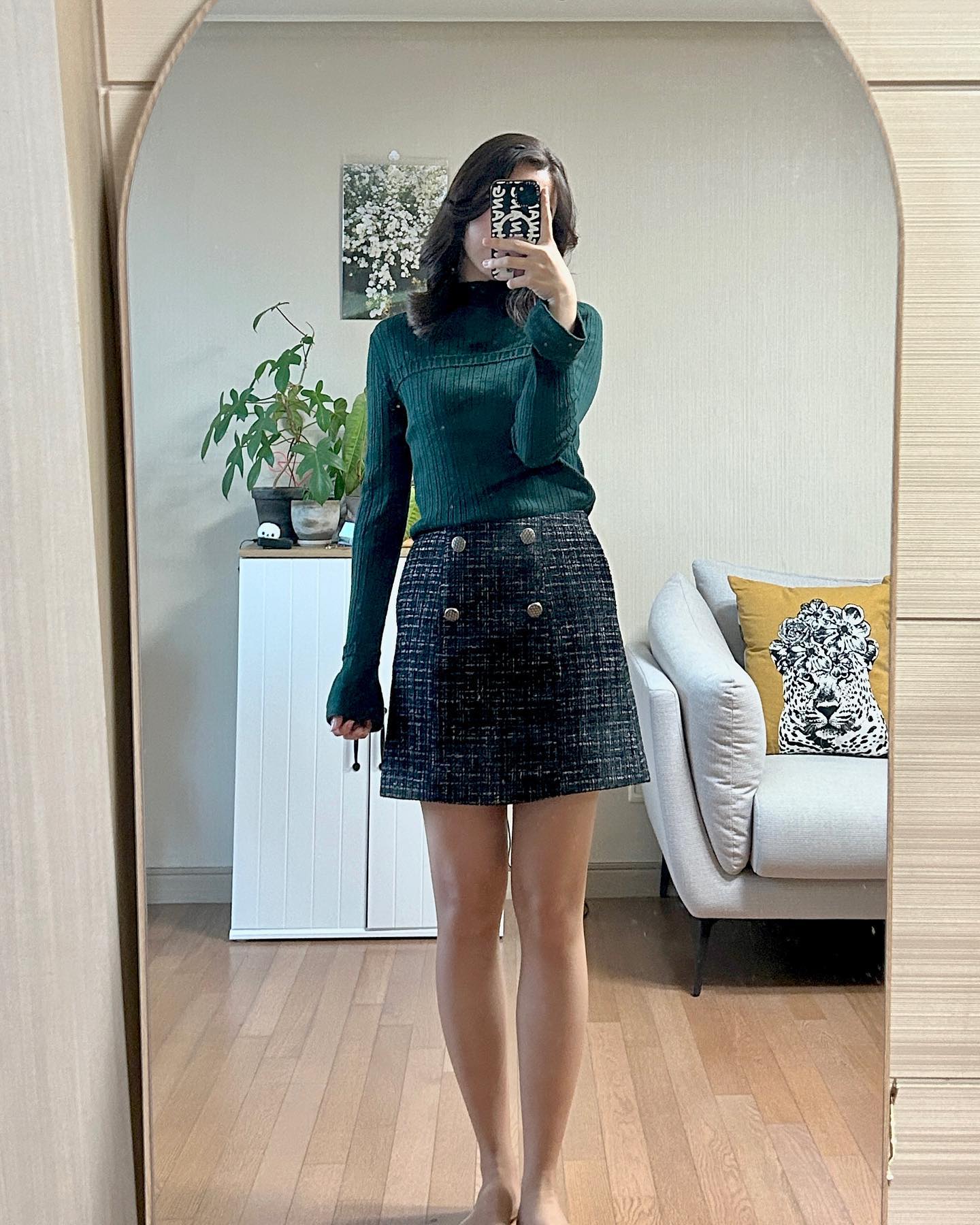 #glamjh_ootd #뗘니룩 
나이들어서 그런지 목을 자꾸 가리고싶은..🙄🙄
어제 송년회 가서 맛있는거 먹구 와인마시구
에어팟맥스가 제것이길 노렸으나...👀✨
아니었던걸로........

Top : o2nd_official 
Bottom : andyndebb_offi