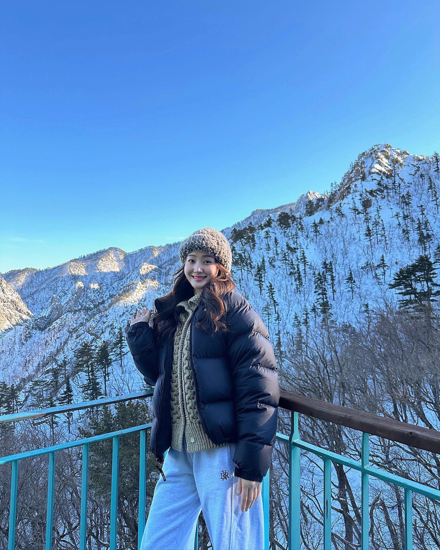 매번 운이 안따라줘서 못 탔던 케이블카 이번엔 야무지게 탔당-! 날도 따뜻해서 설산도 안락하게 봤던 만족스런 하루🤍