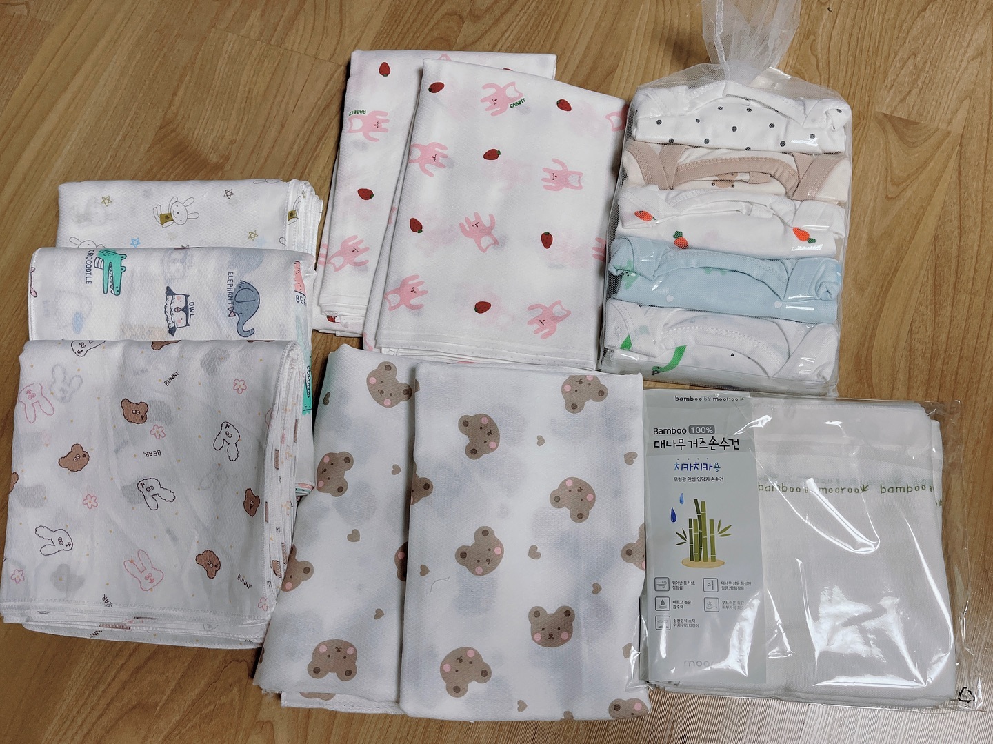 두 번째 베이비페어 다녀왔슈 
아무것도 모르는 초보 엄마라 
뭘 준비해야 되는지도 모르고 ㅎㅎ 
언니가 필요한 거 다 선물해 줬어용 ♥ 
울 복덩이는 좋겠네에 ~ 
엄마가 열심히 세탁해 줄게 ( ¤̴̶̷̤́ ‧̫̮ ¤̴̶̷̤̀ )
🏷️19주 1일 

#육아소통 #육아맘 #용띠맘 #용띠아기 #육아스타그램 #임신스타그램 #임산부소통 #임산부스타그램 #베이비페어