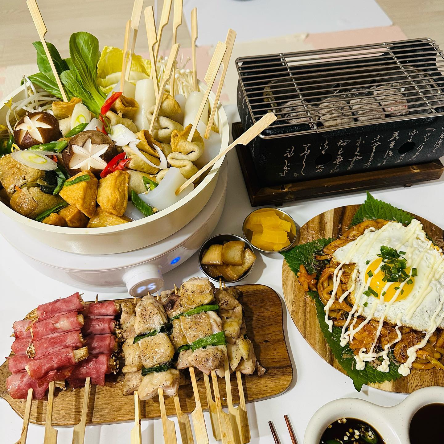 ⠀
⠀
날이 추워서인지 뜨끈한 국물이 땡긴당🍡🍥
⠀
야채 가득담아 육수우려내고 기본어묵에
두부어묵 유부주머니 곤약 물떡넣고
보글보글 끓여주면 .. 소주못참지 😎🍶
⠀
닭다리살 손질해서 통통하게 닭꼬치
꾸워주고 베이컨에 팽이버섯 말아서
같이 구워주면 여기가 바로 희자카야 🍜❤
⠀
매콤하게해물볶음우동으로 마무리 😙💛
마지막으로 입짧아서 다남겨버리기 😎
⠀
⠀
🍡 #어묵탕
🍗 #닭꼬치
🥓 #팽이베이컨꼬치
🍛 #해물볶음우동
⠀
⠀