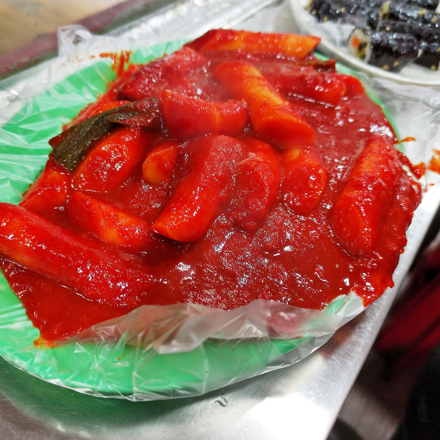 48년 전통 #마늘떡볶이 #신세계떡볶이 

호박, 고구마, 토마토가 어우러진 달큰한 맛에
알싸한 마늘향이 어우러진 양념장이 독특했고
추억의 국민학교 떡볶이 스타일을 선호한다면
다소 호불호가 갈릴 듯 :)

#명동신세계떡볶이 #명동떡볶이 #명동분식 #생활의달인떡볶이 #키라라_명동 #koreanfood #tteokbokki #ddeokbokki