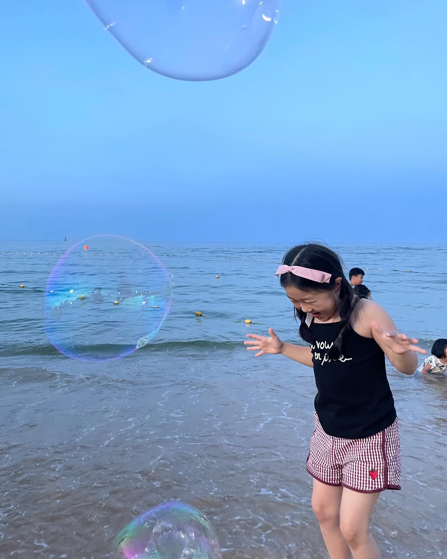 푸른, 그리고 라엘 시온 :-) 

-

저녁먹고 잠시 들린 해질녘 바닷가🩵
우리 넷, 이렇게나 즐거웠네ㅋㅋㅋ

역시 
#행복한일은매일있어 

, #속초해수욕장