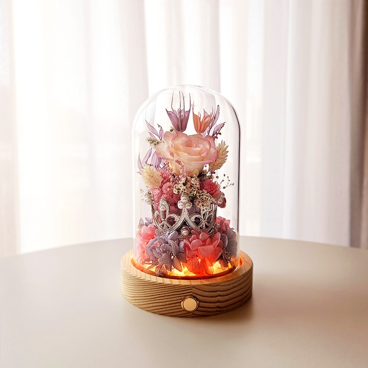 ❤️시들지 않는 꽃~달콤 티아라 유리돔~!
.
.
⭐프리저브드 플라워⭐

생화를 특수 용액으로 보존 처리해 오랫동안 간직할 수 있도록 만들어진 꽃으로, 드라이플라워나 조화와 달리 생화의 질감 그대로 1년 이상 보관이 가능해요.
.
.
⭐프리저브드 플라워로 만들어진 달콤 티아라 유리돔은 LED 무드등으로도 쓸 수 있어 실용적이랍니다.

⭐생일선물, 승진선물, 출산선물 등 특별한 날 사랑과 축하의 마음을 담아 전할 수 있어요. ^^

#블로그협찬 #프리저브드플라워 #시들지않는꽃 #프리저브드꽃 #달콤티아라유리돔 #담아플라워 #꽃다발대신 #여친선물추천 #꽃무드등 #led무드등