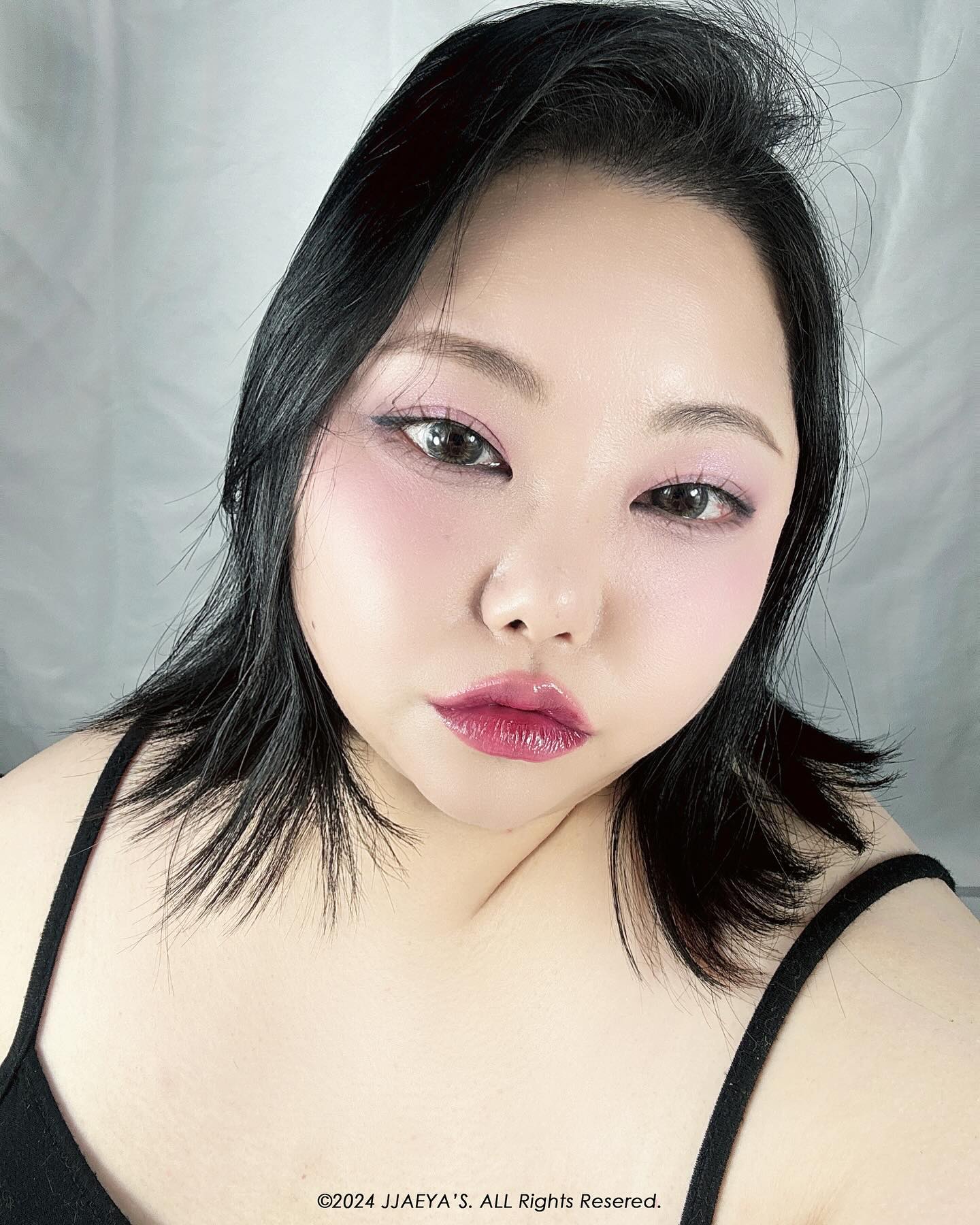 #내돈내산

작년 많은 콜라보로 귀여운 패키지의 색조 화장품들이 많이 나왔죠?
그 중에 몇가지를 당시 구입했는데 정신없다보니 이제야 후기를 
남기게되네요 ㅠㅠ
먼저 그 중 치키 한 쿠로미 메이크업이 가능했던 내돈내산
#롬앤베러덴팔레트
#치키치키가든
소개합니다.

현재 국내에서는 품절이고 해외직구로 구할 수 있는 상태인것같은데요.
롬앤과 산리오의 깜찍한 콜라보로 귀여운 쿠로미가 그려진
치키치키가든입니다.

치키치키가든은 쿨톤에 어울릴 핑크, 퍼플 계열 컬러들로 이루어져
있는데 저채도부터 고 채도까지 다양해 아이 메이크업뿐 아니라 블러셔나 쉐딩으로도 사용할 수 있었습니다.
컬러 구성을 잘한듯!!

섀도우에서 빠질 수 없는 글리터!
풀 오브 차밍과 치키치키팝은 글리터지만 서로 다른 매력인데
풀 오브 차밍은 은은하면서 진주알 같은 글리터로
애교살이나 은은하게 포인트를 주고 싶은 곳에 사용하면 좋을 것 같고
치키치키팝은 오로라빔을 쏘는듯한 글리터로 눈두덩이나 블러셔에
살짝 얹어 화려함을 줄 때 사용하면 좋을 화려함이 뿜뿜하는
글리터랍니다.

그 외의 컬러들은 펄이나 글리터가 없는 매트한 섀도우로 데일리하게 사용하기에도 좋은 컬러들이었습니다.
쿨톤에 어울릴 다양한 채도의 핑크들로 서로 믹스해 사용해도
단독으로 사용해도 발색이 예쁘고 텁텁하지 않았답니다.

romandyou

📍자세한 후기는 블로그에서 확인가능📍

#롬앤산리오 #쿠로미 #스모키메이크업 #산리오콜라보 #롬앤팔레트 #치키치키가든발색 #쿠로미메이크업 #내돈내산