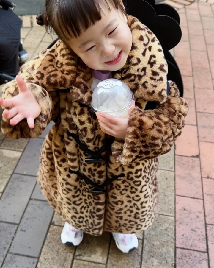 🍡어린이집에서 떡 만들어온 채이채이🤗
먹고 싶다니까 집에가서 아빠랑 먹자면서
엄마 달래는뎈ㅋㅋㅋ표정봨ㅋㅋㅋㅋㅋㅋ
으유 진짴ㅋㅋㅋㅋ하여튼 여시여시ㅋㅋㅋㅋㅋㅋ
구여워 죽겠는데 진짜 가끔 인간대 인간으로
킹받게하는 신기한 능력을 가지고 있다😇🫶🏻
ㅋㅋㅋㅋㅋㅋㅋㅋㅋㅋㅋㅋㅋㅋㅋㅋ
그래도 아직까진 짜릿해 킹채이 육아🥰😖🥰
ㅋㅋㅋㅋㅋㅋㅋㅋㅋㅋㅋ
천천히크자😘😘😘❤️❤️❤️
ㅋㅋㅋㅋㅋㅋㅋㅋㅋㅋㅋㅋㅋㅋ
