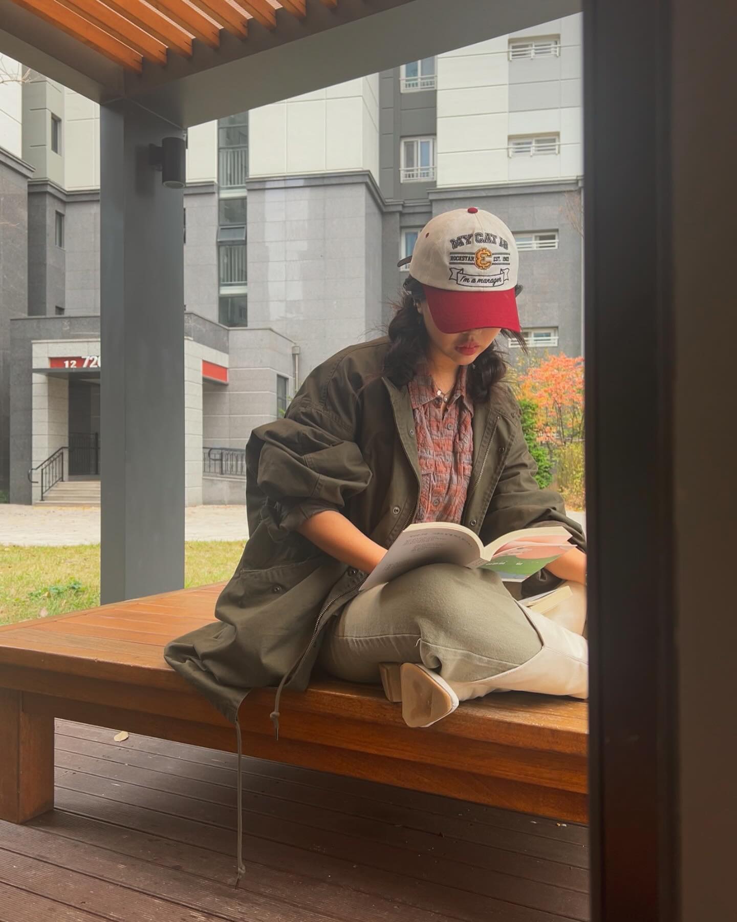 #협찬 Took a little time off to read, enjoy the weather, take care of family and read some books 
Lmk if you missed me 🫶🏻

책 읽기 좋아하는 요즘 앉아서도 편하게 입을 수 있는 1015._.market 자체제작 바지 👖 컬러부터 가을가을해서 요즘 딱 입기 좋음 

#1015마켓 #1015market #가을여자코디 #책추천 #styleinspiration #ootd #오뭐입 #neutralstyle #falloutfits