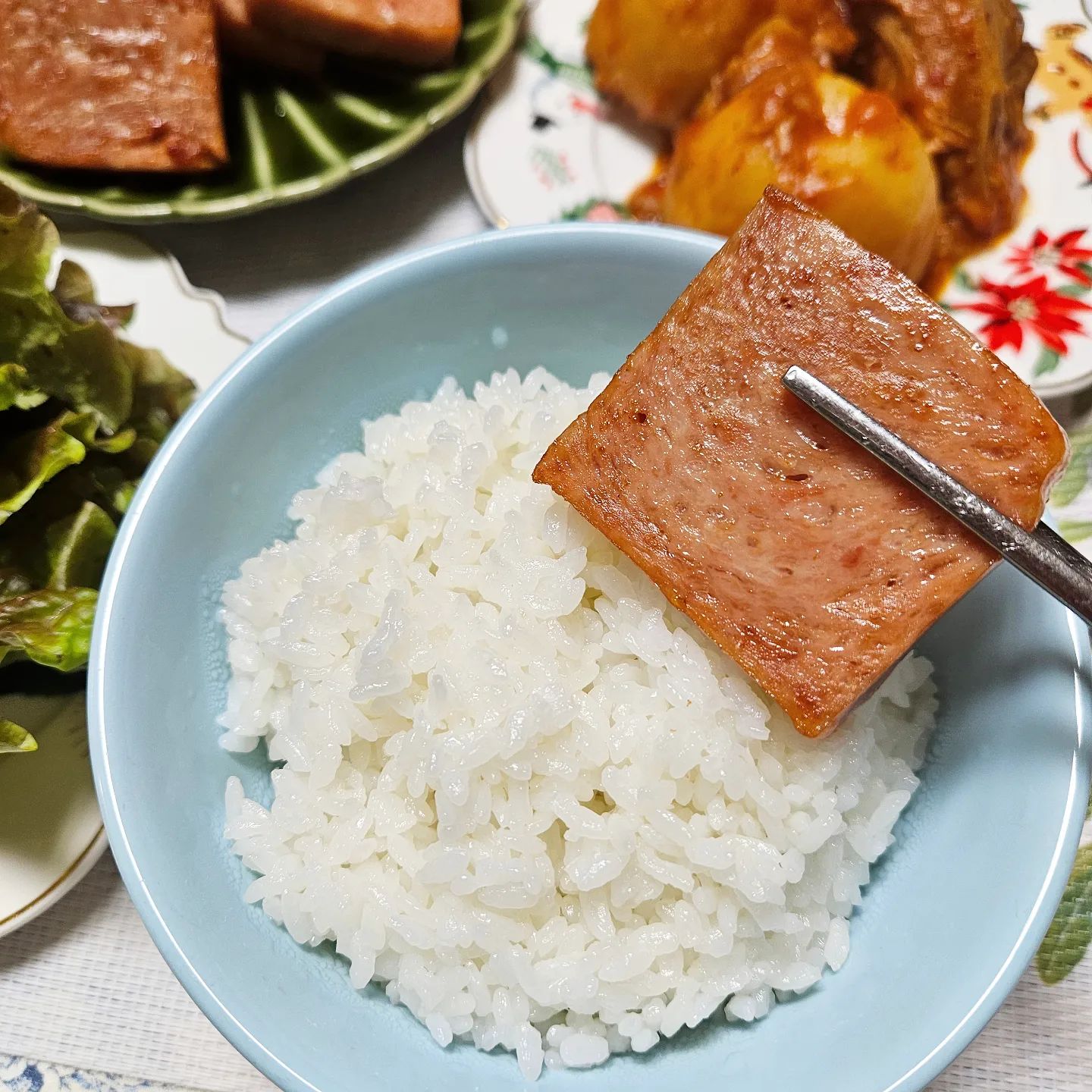 #협찬 구수한 향이 매력적인 유기농 백미 천지향으로 밥지엇어요🍚🤍 

밥맛이 맛있으면 특별한 반찬이 없어도 밥 한공기 뚝딱인데 천지향 백미는 포장지 뜯을때부터 구수한 향이 풍기는 맛있는 쌀이에요. 

쌀씻을때는 막걸리처럼 쌀알의 달달한향이 살짝 올라오면서 물이 뽀얗고, 밥 지을때는 온 집안에 구수한 향이 퍼지는데 매번 쌀로 밥지을때와는 다른냄새인데 너무 좋아요😛 처음 느끼는 향인데 막 먹고싶어지는 냄새랄까 맡아봐야 아는냄새?😚 

천지향은 골드퀸을 개발한 시드피아에서 개발한 국내품종쌀로 농약과 화학비료없이 유기농, 저탄소 농법으로 몸도 지구도 건강하게 재배한 쌀이에요. 

같이 보내주신 국산 현미부침가루도 부침개 만들어 먹었는데 밀가루로 해먹었을때보다 더부룩함도 없고 오히려 더 고소한맛이 나면서 맛있더라구요. 진짜 마음에 들었어요ㅎㅎ 

땅끝황토친환경 스토어팜에서 구매가능한데 현미부침가루도 같이 구매하셔서 꼭 드셔보세요! 

nice_rice__

#땅끝황토친환경 #땅끝미가 #땅끝에서보냅니다 #밥 #집밥 #홈쿡 #쌀추천 #신선한쌀 #맛있는쌀 #최근도정 #산지직송 #쌀 #유기농쌀 #프리미엄쌀 #백미 #천지향 #향미 #살림팁 #땅끝에서보냅니다 #땅끝미가