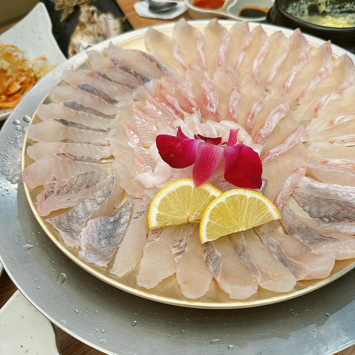 이미 대구 칠곡 맛집으로 유명한 운암지 근처 삼거리회타운! 푸짐한 스끼와 프라이빗한 독립룸으로 가족 친구 연인 회식자리 등 모임장소로도 안성맞춤! 산지직송되는 신선한 횟감을 숙성하여 가장 맛있는 시간에 손님상에 내놓는다. 언제 먹어도 만족스러운 곳🤍
