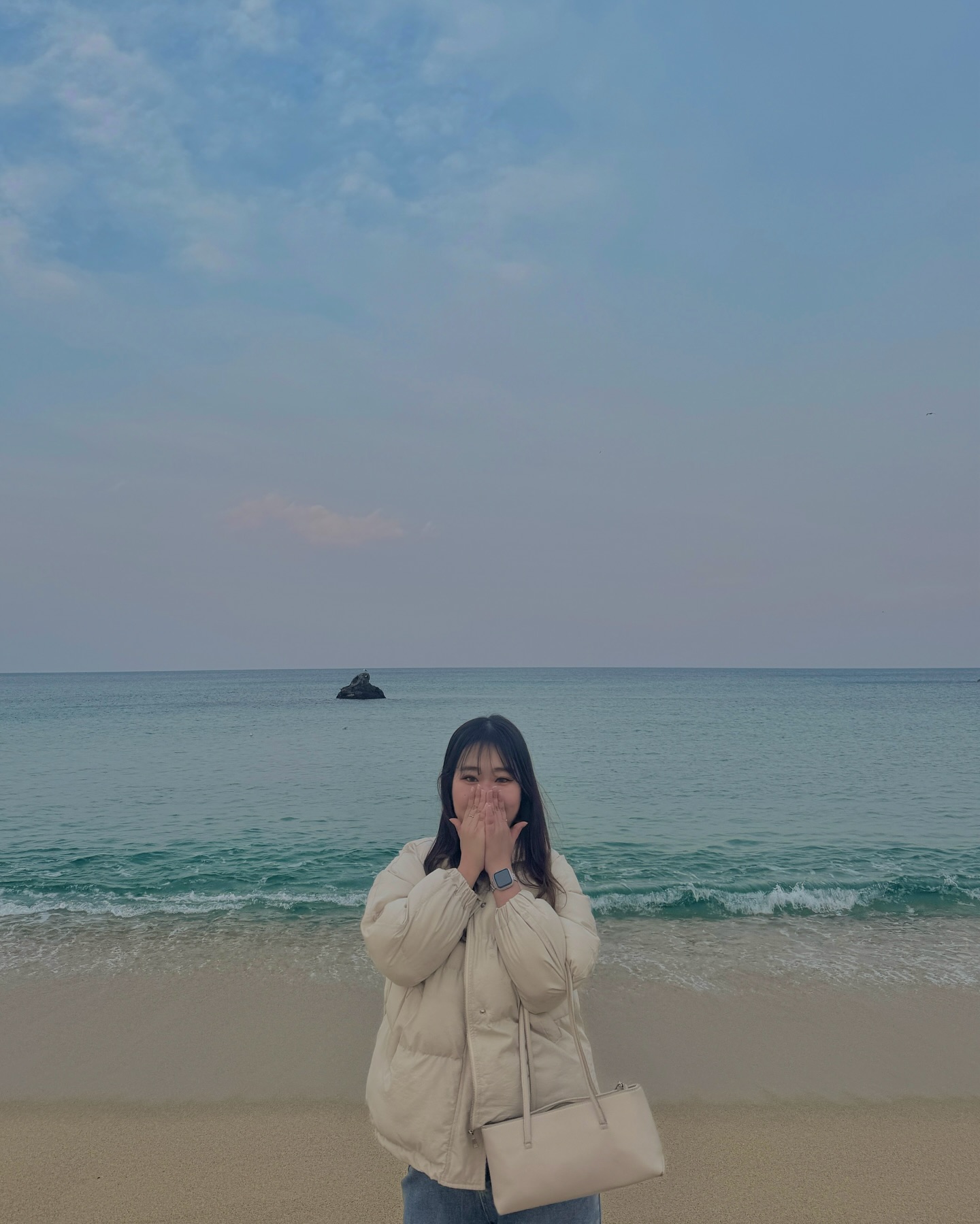한 해 마지막날에 나에게 있던 모든 힘듦, 상처들 
출렁이는 파도에 다 훌훌 털고 떠내려 보내고 왔길-
25년엔 누구보다 찬란하게 빛나는 내가 되길- 
눈물을 훔치는 날 보단, 밝게 웃는 날이 더 많은 25년 되길-