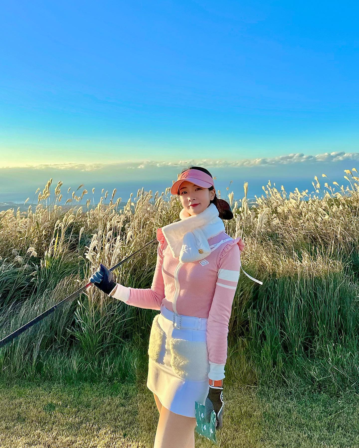 j.jane_golfwear 입고 
히트텍과 기모스타킹 핫팩으로 완전 무장 🥶
분명 어제 연습장에서 감찾았는데
잔디만 나오면 알수없는 내 스윙 🏌️‍♀️
그래도 예쁜옷 입고 나오면 
기분이 좋거든요~ 
옷은 핑쿠핑쿠한데 
내목소리는 오늘 할아버지 느낌 🎅🎅
오늘 캐디님이 너무 잘챙겨주셔서 
맘은 따땃 ... 💕