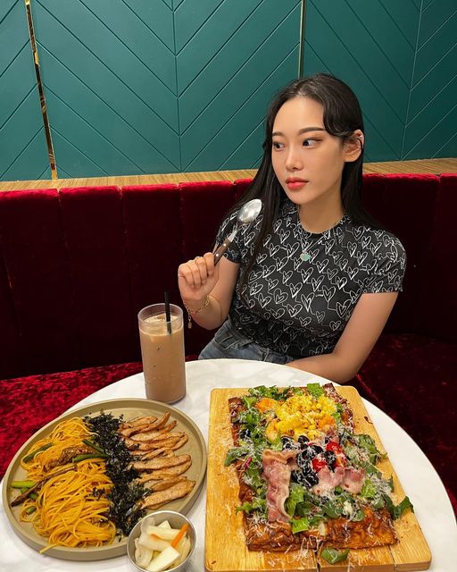 둔히 on Instagram: "다양한 브런치가 있는 여수 웅천 맛집 라라브레드🥖🍞 갈치속젓으로 맛을 낸 항정살 파스타는 오일 파스타인데도 전혀 느끼하지 않아서 취향 가리지않고 누구든 선호할