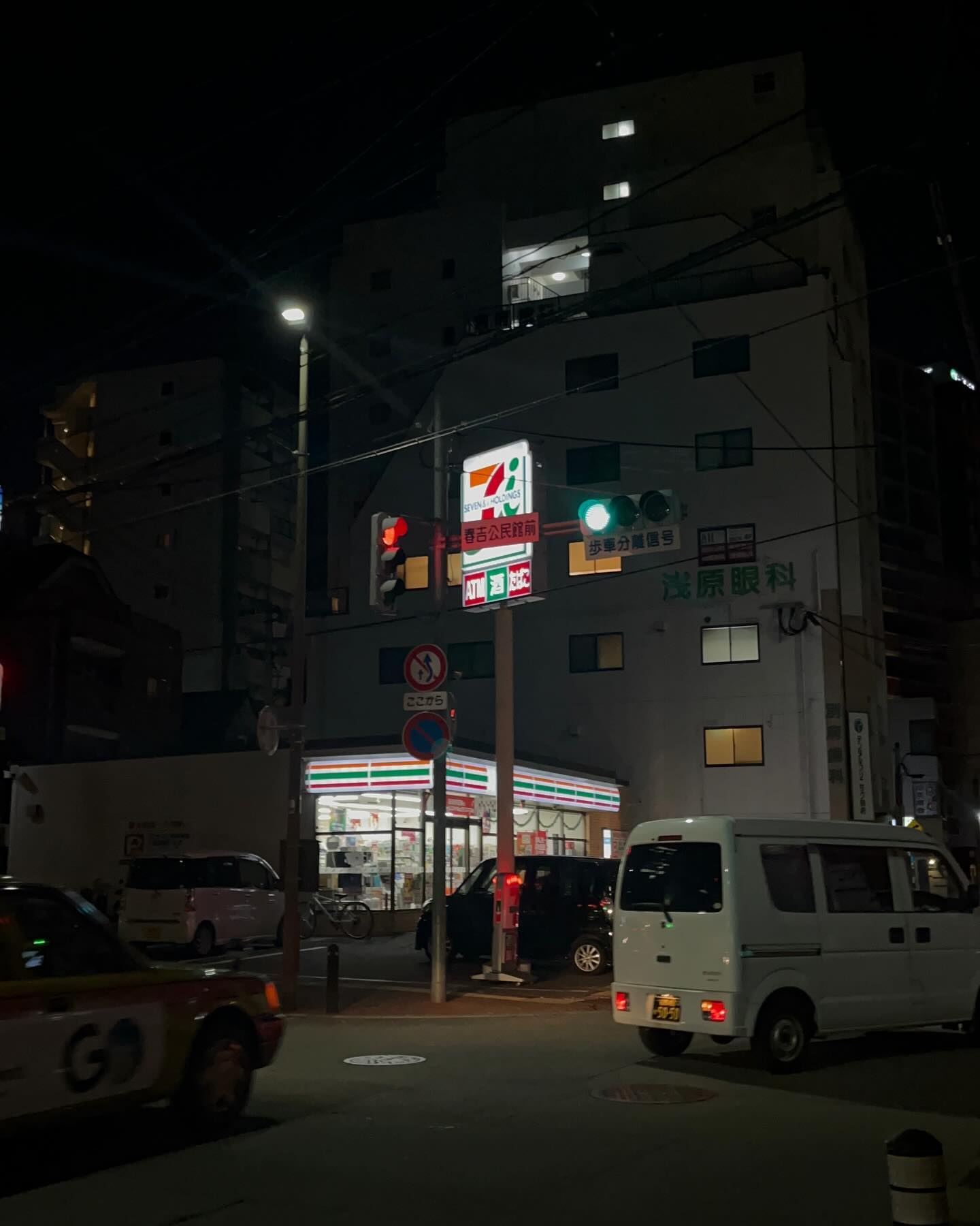 내 첫번째 후쿠오카 !

살짝 무기력해지고 인셍이 재미없다고 느껴져서
이겨내려구 무작정 온 후쿠오카 !
난 그냥 해외여행이 체질이었던 것임 ,,,
반년동안 안 가서 약발이 다 떨어졌던 것임 ,,, 🥹🥹

오늘은 혼자라서 별거 하지도 않았는데
세상이 아름다움 ,,,
비록 오후 6시 30분에
스시집 두 군데에서 입뺀을 당해도 ,,,
이치란 라멘 찾다가 길 잃어서 눈물이 약간 날뻔해도 ,,,
라멘먹고 들어가기 아쉬워서 무작정 찾아간 튀김집에서
퇴근한 아저씨들 사이에서 튀김도 먹고왔다 ,,, 헤헤
호텔까지 걸어가는길에 쇼핑몰이 넘 예뻐서 구경하는데
뮤슨 쩌는 분수쇼도하고
가챠가 겁나 많아서 처음으로 가챠도 뽑아봤당 ,,,
잔돈이 별로 없어서 아주 신중하게 두개했는데
랏소랑 세균맨 나왔다 귀여워…
근데 난 호빵맨 뽑고싶음 ㅜ 내일재도전

복숭아물이랑 푸딩도 사들고 들어왔다
행복해요༼ಢ_ಢ༽
안왔으면 어떡할뻔 했어
5일 전에 비행기 끊고 엊그제 호텔예약해서 왔어 ,,, 이런 나 너무 낯설어요 ,,,