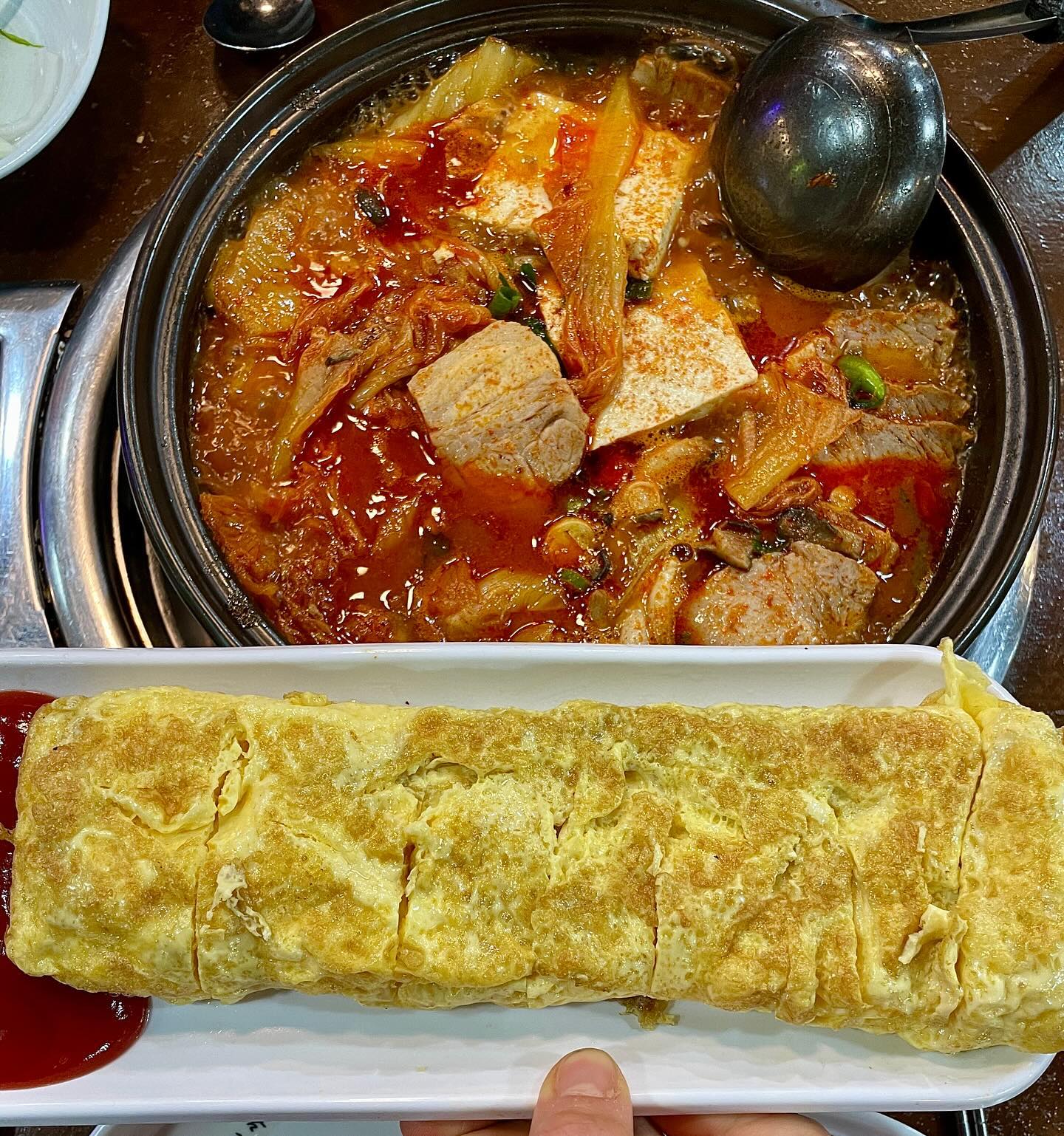 솔직히 김치찜 싫어하는 사람 없다.
종각역에 위치한 김치찜집🥬

<맛있는 김치찜&순두부>
이 날 엄청 추웠는데 먹을 거 찾으로
돌아다니다. 발견해서 즉석 입장👥

김치찜인 듯 찌개인듯한 비주얼과 맛으로
묵은지 맛이 엄청 강하지는 않았고 
정말 ”맛있는 김치찜“ 요 정도였어요

정말 솜씨 좋은 어머니가 해주시는 
집 김치찌개 맛?🍲 무난하게 맛나요😋

그리고 계란말이가 생각보다 
두툼해서 마음에 들었습니다. 🥚🍳

📌주문 메뉴📌
- 삼겹 김치찜 둘이서 set
₩29,000 
*계란말이 포함 

📌맛있는 김치•••Check list📌
- 찌개,찜 단품 주문 가능 
- 계란말이 단품 주문 가능 
- 2인 이상부터 주문 가능 
통갈비, 고등어, 불백, 오징어볶음 등 
다양한 메뉴도 준비되어 있어요 🤤
•
•
•
#맛있는김치찜순두부 #맛있는김치찜순두부종로본점 
#김치찜 #김치찜맛집 #김치찜전문점 #김치찜정식 
#종각역 #종각역맛집추천 #종각역점심 #종각역근처맛집 
#종각역한식 #한식집 #김치찌개 #김치찌개맛집 
#김치찌개전문점 #김치찌개🥘 #김치찌개정식