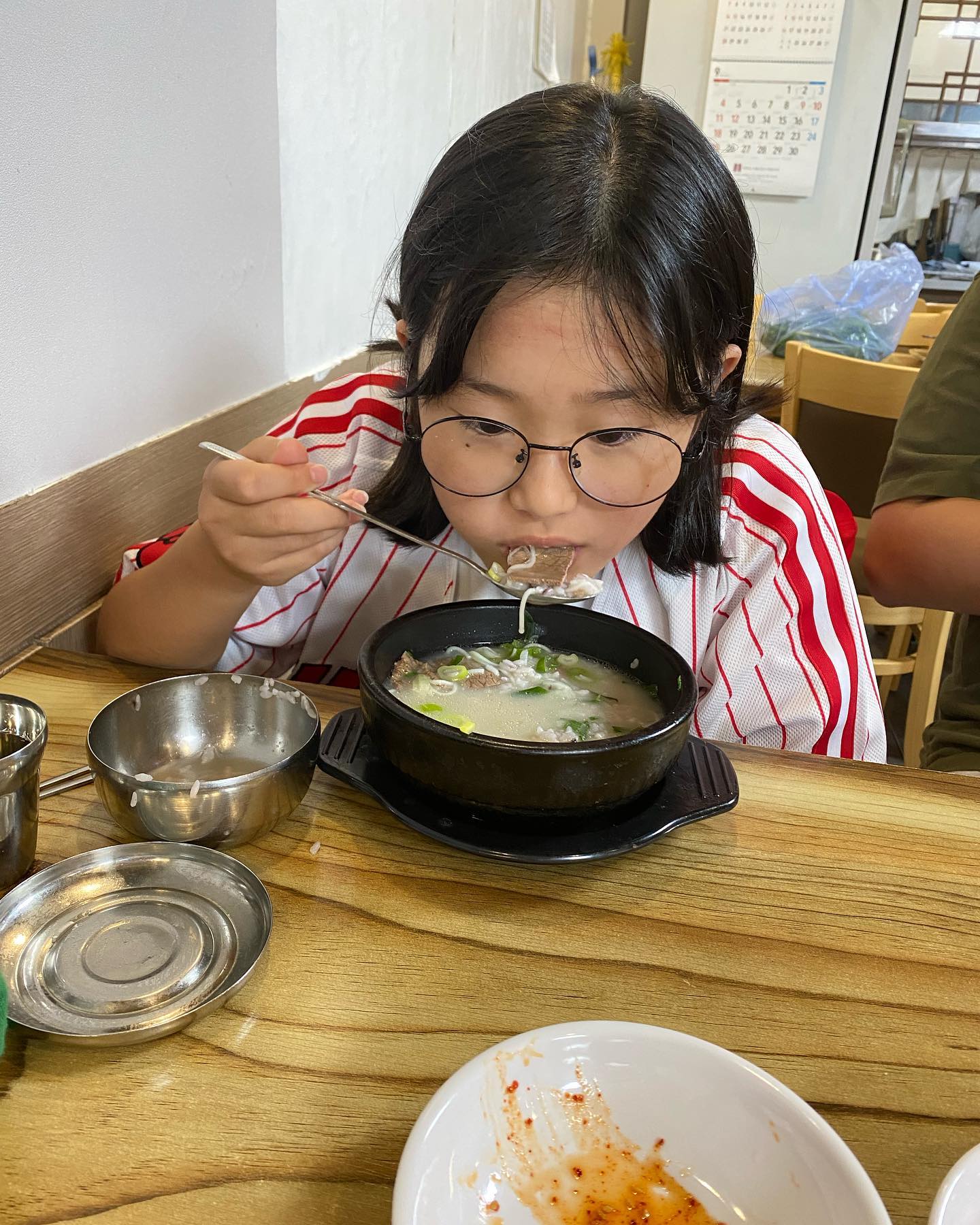 야구장가기전 밥먹고 가자니까
설렁탕이나 국밥이 먹고싶다더니..
깍두기가 맛있다며 깍두기국물을 넣어 먹는 아이… 
이런건 안가르쳐줘도 어떻게 알아..?
#역시하슐랭 

#mdd_kitchen🖤
#엠디디 #엠디디네 #엠디디키친 
#하슐랭 #국밥 #설렁탕