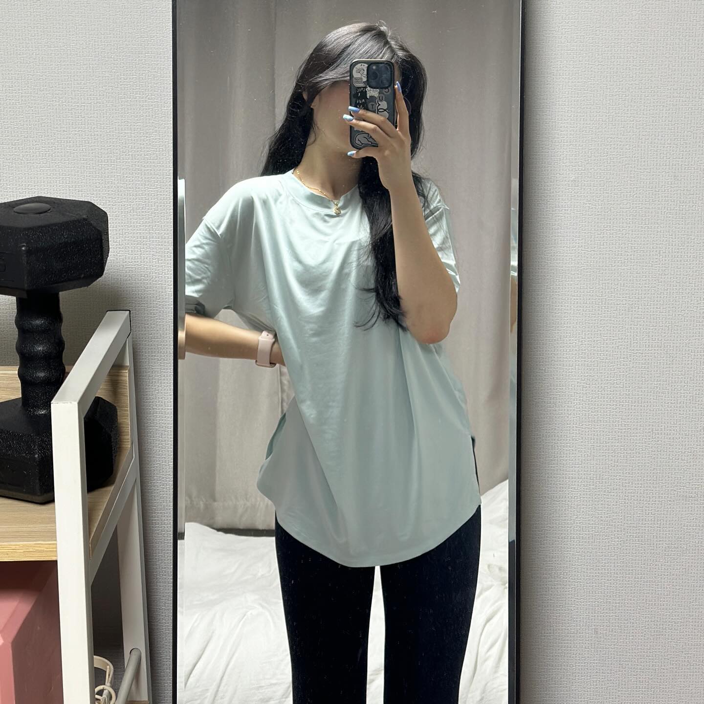 #오필완 #쀼 갑자기 얼굴로 장난치구 싶어짐🤓
어제 오랜만에 필테쌤이 놀러오라구 이용권 뿅 보내주셔서 바로 예약하구 다녀옴💗💗💗
오랜만에 필라테스 들으니까 수업 내내 바들바들 떨었음 ㅋㅋ 쌤은 잘 한다구 칭찬 세례를 퍼붓고 그러면서 점점 난이도 올리고 🤣 
오늘 그룹 수업이였는데 다른 분들이 못 오셔서 1:1 수업이 됨✌️✌️넘 좋앙 ㅎㅎ

수업 끝나구 아이폰 업데이트 기능 알려드렸더니 너무 신기해하심 ㅋㅋㅋㅋ 우리 뽀미쌤 진짜 넘 귀여워🐥🐥

오늘 점심 회식이라 아침에 병원가서 장염약 받았는데 점심 잘 먹고 운동 잘하고 다시 ㅎㅎ 음.. … 약이랑 죽을 더 먹어야 겠다는 생각을 함 🫠🫠

그리구 the.dream.pilates_jongam 4주년이라 행사 엄청 하구 있다는 깨알 정보 공유 😚✌️
친구소개로 등록하면 그룹2회랑 운동복 상하도 추가로 증정중!! 

#필라테스 #친구추천 #운동같이할사람🙋🏻‍♀️ #운동하는여자 #운동기록 #운동복 #운동복증정 #행사중 #더꿈필라테스종암 #화요일저녁 #수업후기 #필라테스추천 #코어운동 #복근운동 #필린이
