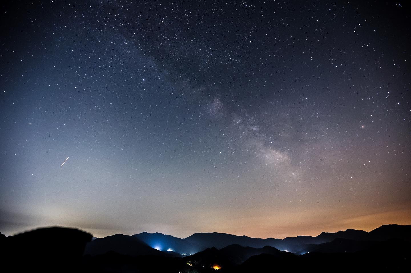 오랜만에 은하수에 미친사람 처럼 1박 3일 별을 쫓았다🌠

제천은 어떨결이지만, 내게 국내에서 첫은하수를 찍게해주었던 좋은 추억이 있는 곳🌌
 짓궂은 날씨 때문에 겨우겨우 은하수를 담을 수있었다. 

옥순대교와 은하수를 함께 담고 싶었지만, 아직은 시기가 이른지 불가능

⏱️Date: 2023. 05
📍Location : 제천 청풍호전망대
📸Camera：Canon R6, R6M2
🔭Lens：Canon EF 16-35mm, Samyang 14mm F2.8mf 
⚙️Setting : F/2.8 SS/15sec ISO/4000

#은하수 #milkyway #milkywaygalaxy #은하수사진 #제천은하수 #청풍호전망대 #청풍호은하수 #naturephotography #여행에미치다 #여행스타그램
#canoncamera #캐논이미지스토밍 #별사진 #korea #koreatravel #대한민국구석구석